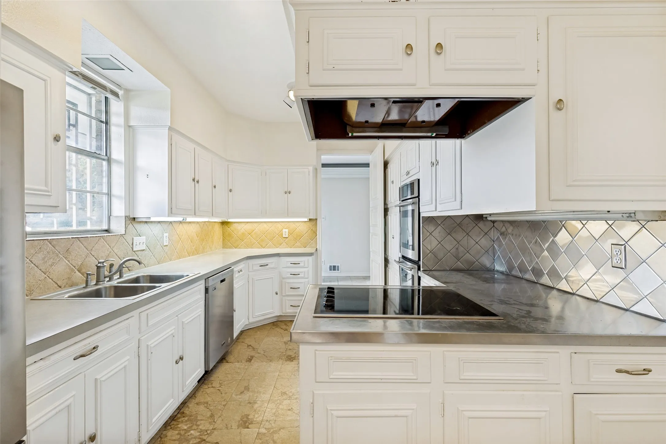 Duplex For Rent in Dallas County , 9133 Boedeker Circle, Dallas, Texas 75225, 3 Bedroom, 2 Bathroom, 2 Garage spaces, 2,584 Sqft, built in 1966, mls#21374056, Real Estate Agent in Dallas, Homes For Rent in Dallas county, Homes For Rent in Dallas, Realtor in Dallas Texas, Real Estate Brokerage Independent Realty Texas, Luminita Cordes Realtor