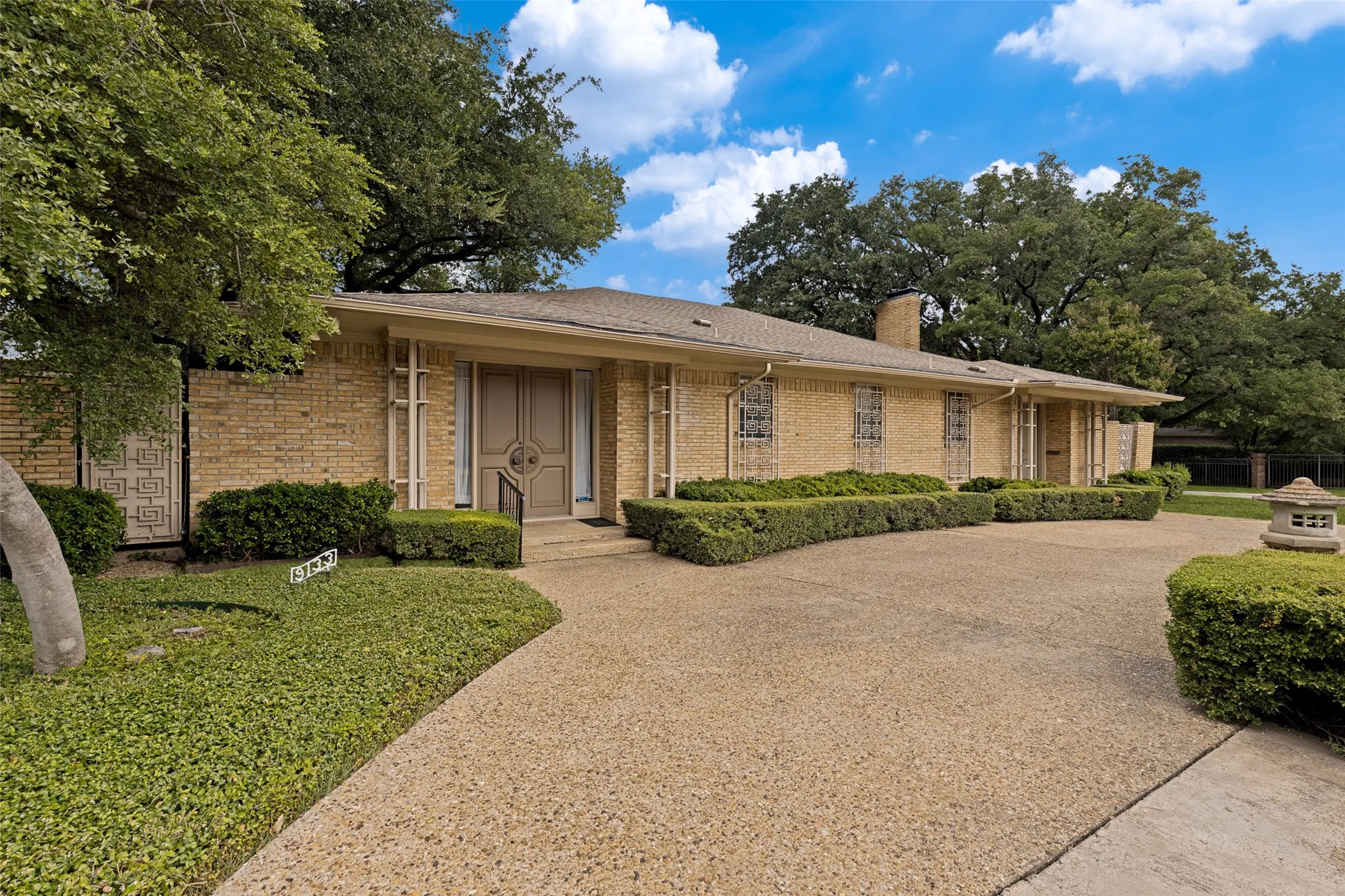 Duplex For Rent in Dallas County , 9133 Boedeker Circle, Dallas, Texas 75225, 3 Bedroom, 2 Bathroom, 2 Garage spaces, 2,584 Sqft, built in 1966, mls#21374056, Real Estate Agent in Dallas, Homes For Rent in Dallas county, Homes For Rent in Dallas, Realtor in Dallas Texas, Real Estate Brokerage Independent Realty Texas, Luminita Cordes Realtor