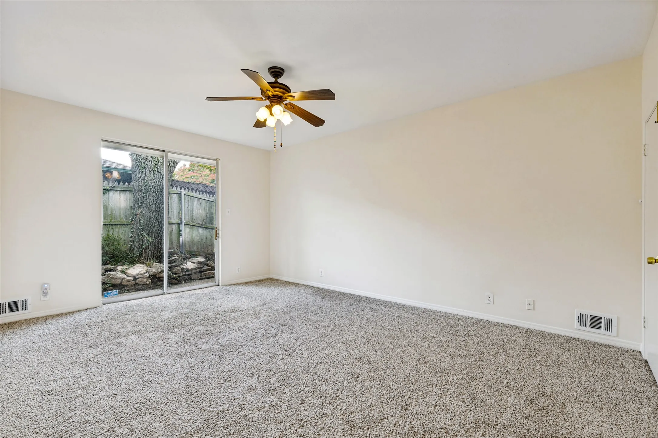 Duplex For Rent in Dallas County , 9133 Boedeker Circle, Dallas, Texas 75225, 3 Bedroom, 2 Bathroom, 2 Garage spaces, 2,584 Sqft, built in 1966, mls#21374056, Real Estate Agent in Dallas, Homes For Rent in Dallas county, Homes For Rent in Dallas, Realtor in Dallas Texas, Real Estate Brokerage Independent Realty Texas, Luminita Cordes Realtor