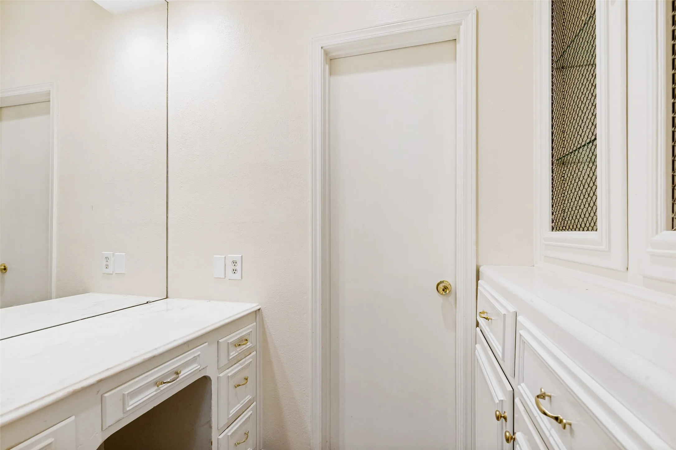 Duplex For Rent in Dallas County , 9133 Boedeker Circle, Dallas, Texas 75225, 3 Bedroom, 2 Bathroom, 2 Garage spaces, 2,584 Sqft, built in 1966, mls#21374056, Real Estate Agent in Dallas, Homes For Rent in Dallas county, Homes For Rent in Dallas, Realtor in Dallas Texas, Real Estate Brokerage Independent Realty Texas, Luminita Cordes Realtor