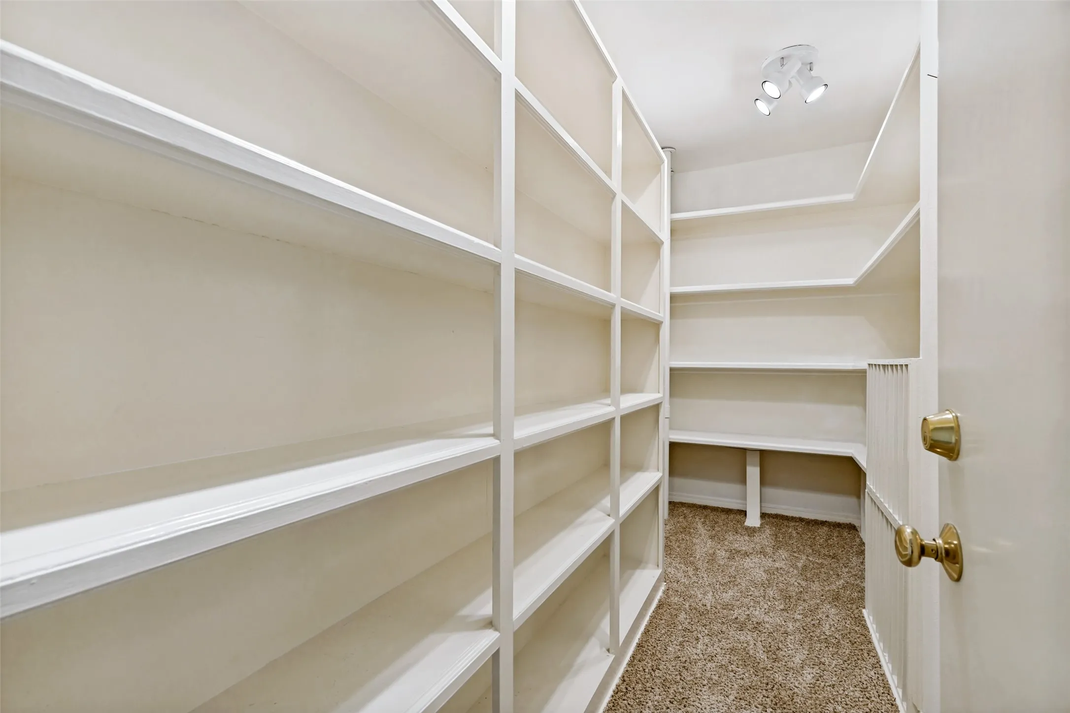 Duplex For Rent in Dallas County , 9133 Boedeker Circle, Dallas, Texas 75225, 3 Bedroom, 2 Bathroom, 2 Garage spaces, 2,584 Sqft, built in 1966, mls#21374056, Real Estate Agent in Dallas, Homes For Rent in Dallas county, Homes For Rent in Dallas, Realtor in Dallas Texas, Real Estate Brokerage Independent Realty Texas, Luminita Cordes Realtor