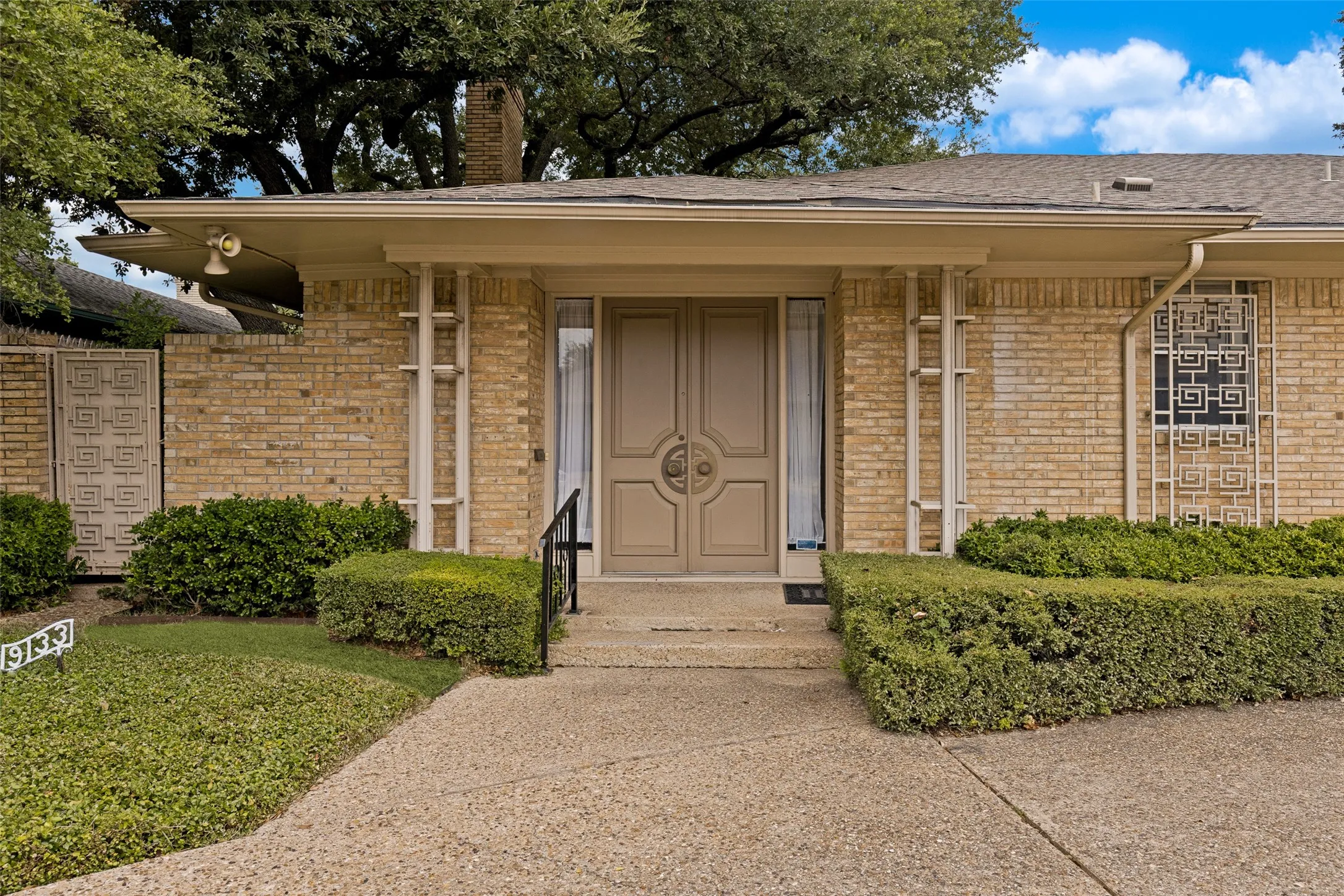 Duplex For Rent in Dallas County , 9133 Boedeker Circle, Dallas, Texas 75225, 3 Bedroom, 2 Bathroom, 2 Garage spaces, 2,584 Sqft, built in 1966, mls#21374056, Real Estate Agent in Dallas, Homes For Rent in Dallas county, Homes For Rent in Dallas, Realtor in Dallas Texas, Real Estate Brokerage Independent Realty Texas, Luminita Cordes Realtor