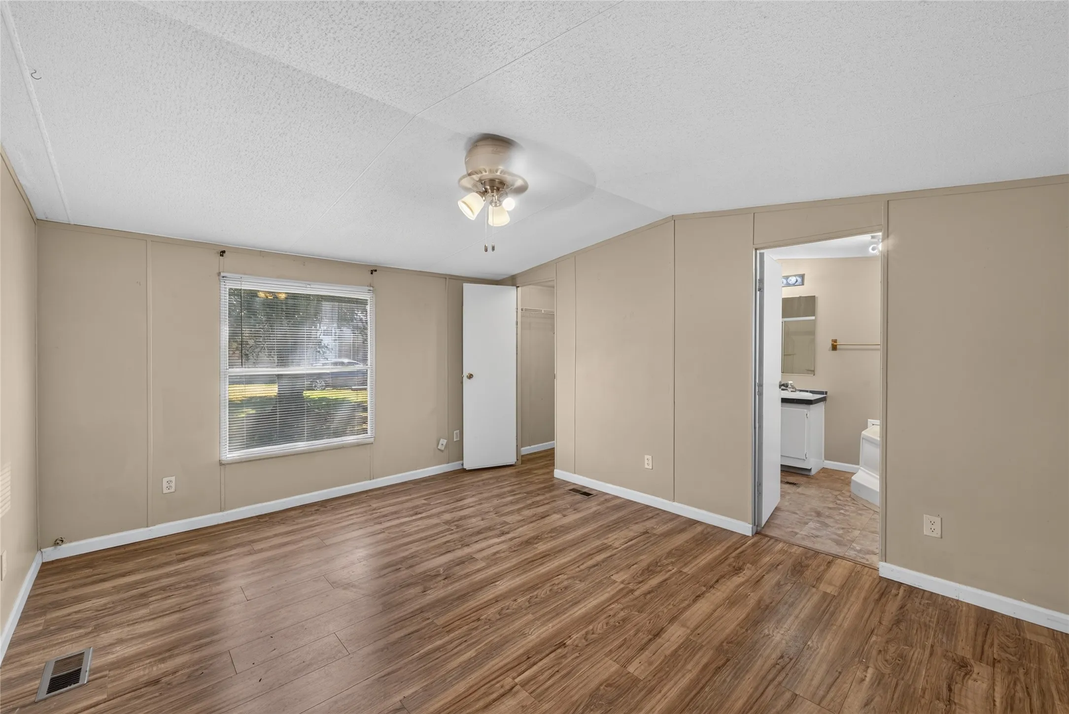Mobile Home For Rent in Johnson County , 1341 Flying L Lane 10, Mansfield, Texas 76063, 3 Bedroom, 2 Bathroom, Garage spaces, 1,216 Sqft, built in 2002, mls#21374109, Real Estate Agent in Mansfield, Homes For Rent in Johnson county, Homes For Rent in Mansfield, Realtor in Mansfield Texas, Real Estate Brokerage Independent Realty Texas, Luminita Cordes Realtor