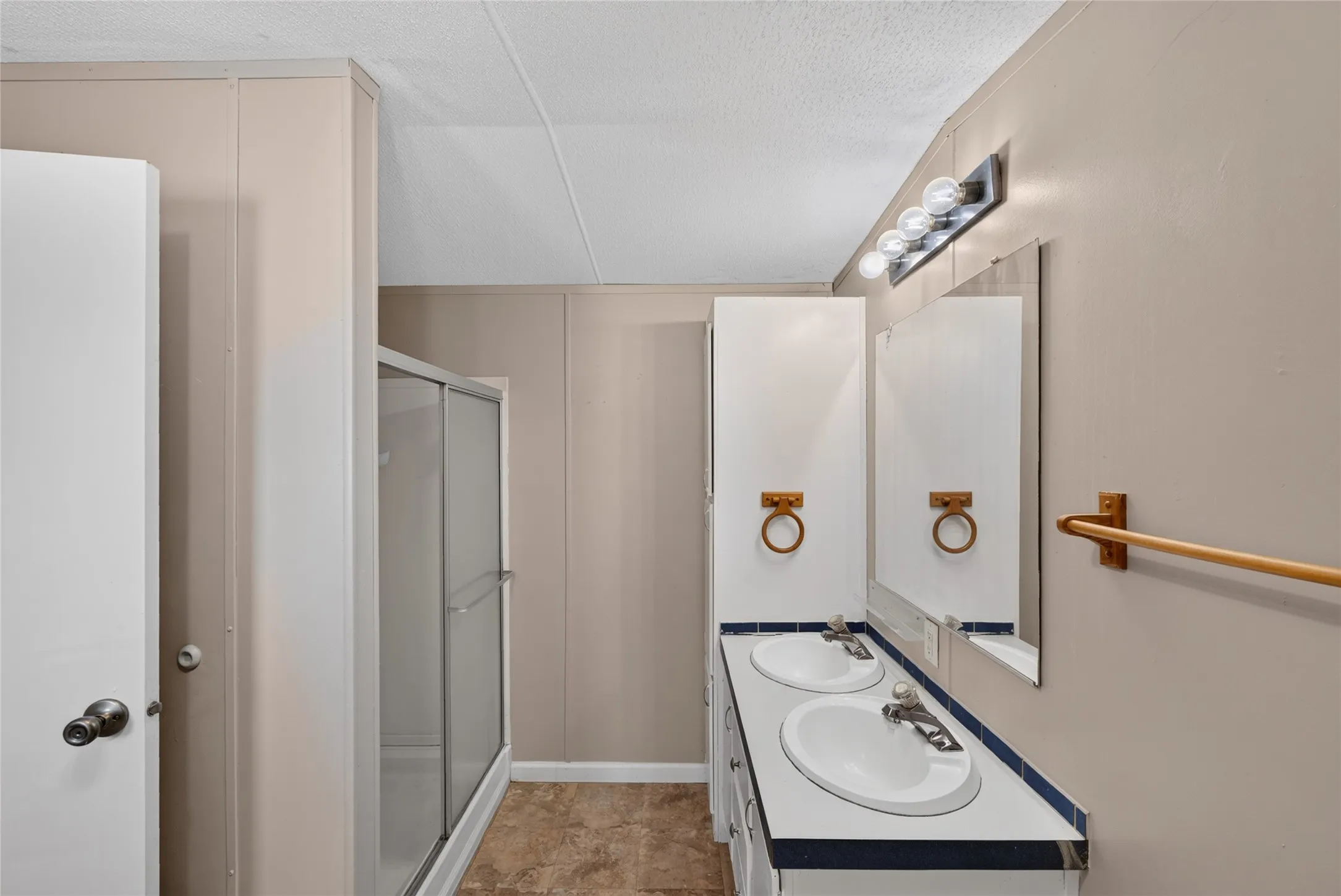 Mobile Home For Rent in Johnson County , 1341 Flying L Lane 10, Mansfield, Texas 76063, 3 Bedroom, 2 Bathroom, Garage spaces, 1,216 Sqft, built in 2002, mls#21374109, Real Estate Agent in Mansfield, Homes For Rent in Johnson county, Homes For Rent in Mansfield, Realtor in Mansfield Texas, Real Estate Brokerage Independent Realty Texas, Luminita Cordes Realtor
