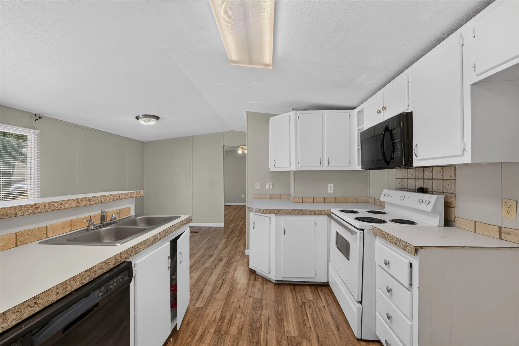 Mobile Home For Rent in Johnson County , 1341 Flying L Lane 10, Mansfield, Texas 76063, 3 Bedroom, 2 Bathroom, Garage spaces, 1,216 Sqft, built in 2002, mls#21374109, Real Estate Agent in Mansfield, Homes For Rent in Johnson county, Homes For Rent in Mansfield, Realtor in Mansfield Texas, Real Estate Brokerage Independent Realty Texas, Luminita Cordes Realtor