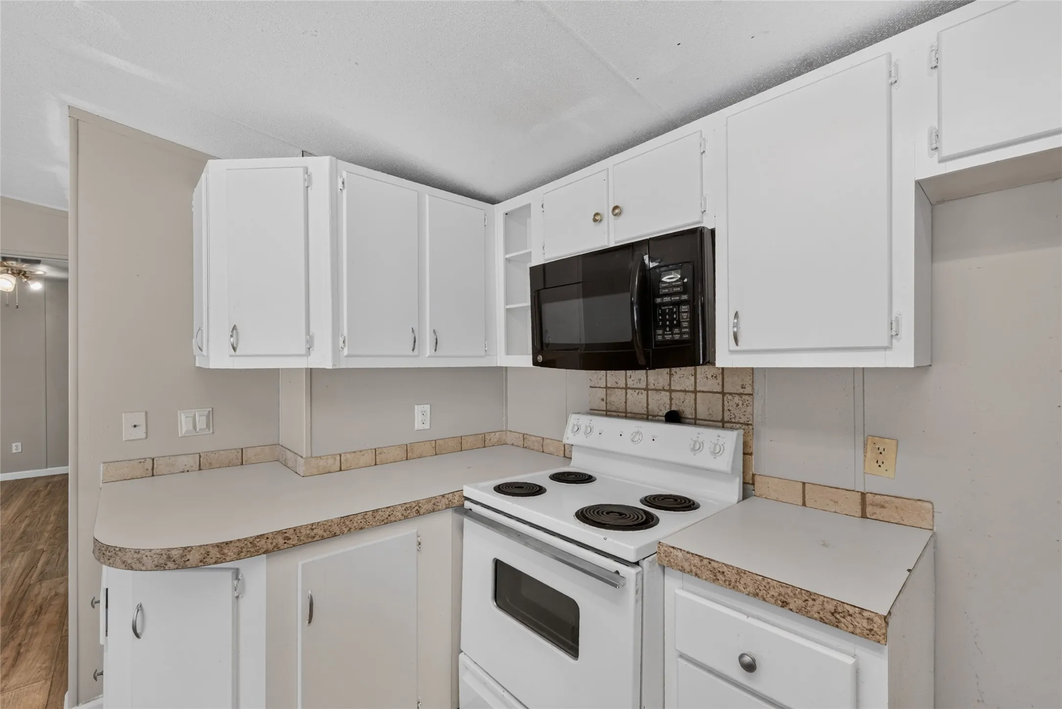 Mobile Home For Rent in Johnson County , 1341 Flying L Lane 10, Mansfield, Texas 76063, 3 Bedroom, 2 Bathroom, Garage spaces, 1,216 Sqft, built in 2002, mls#21374109, Real Estate Agent in Mansfield, Homes For Rent in Johnson county, Homes For Rent in Mansfield, Realtor in Mansfield Texas, Real Estate Brokerage Independent Realty Texas, Luminita Cordes Realtor
