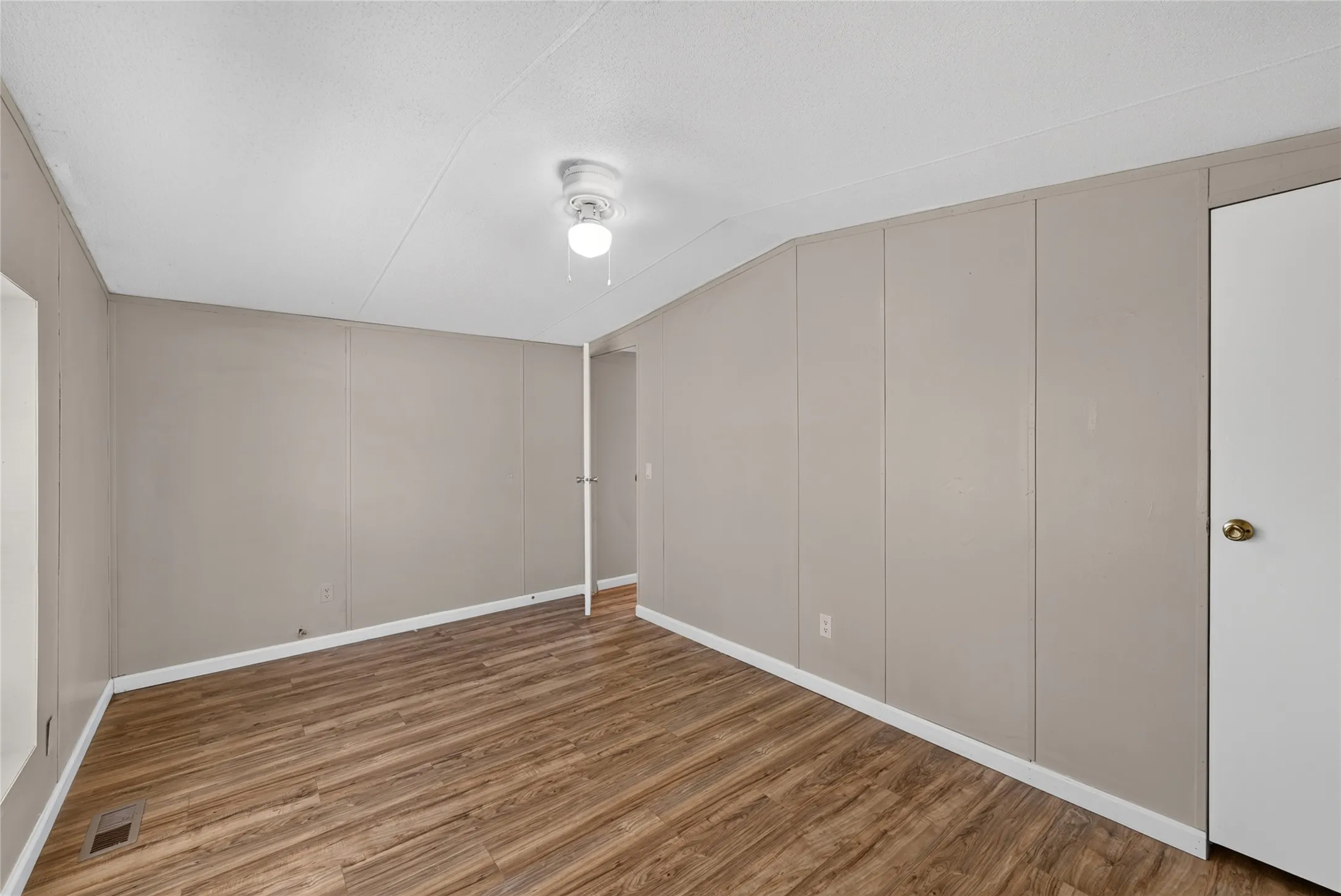 Mobile Home For Rent in Johnson County , 1341 Flying L Lane 10, Mansfield, Texas 76063, 3 Bedroom, 2 Bathroom, Garage spaces, 1,216 Sqft, built in 2002, mls#21374109, Real Estate Agent in Mansfield, Homes For Rent in Johnson county, Homes For Rent in Mansfield, Realtor in Mansfield Texas, Real Estate Brokerage Independent Realty Texas, Luminita Cordes Realtor