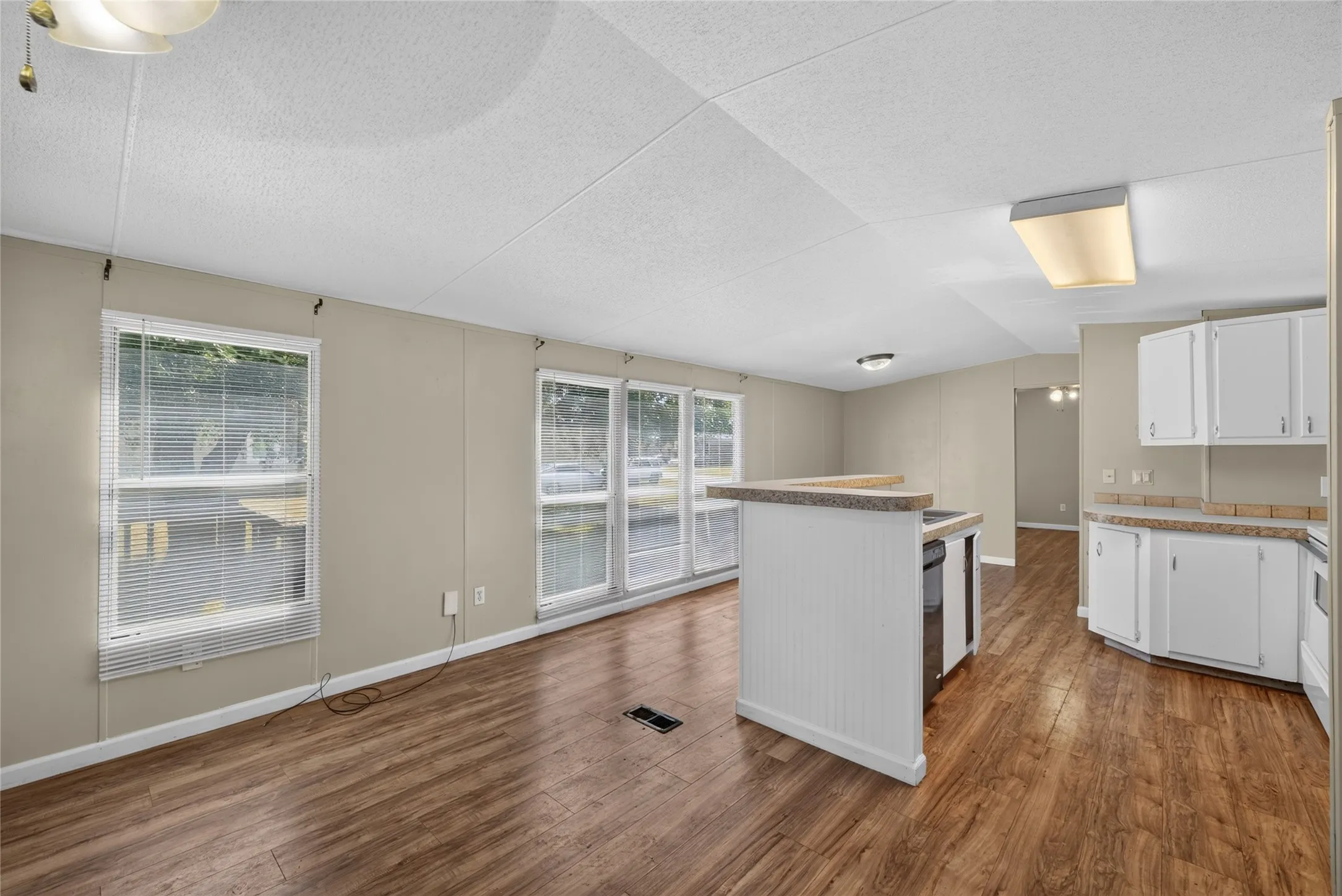 Mobile Home For Rent in Johnson County , 1341 Flying L Lane 10, Mansfield, Texas 76063, 3 Bedroom, 2 Bathroom, Garage spaces, 1,216 Sqft, built in 2002, mls#21374109, Real Estate Agent in Mansfield, Homes For Rent in Johnson county, Homes For Rent in Mansfield, Realtor in Mansfield Texas, Real Estate Brokerage Independent Realty Texas, Luminita Cordes Realtor