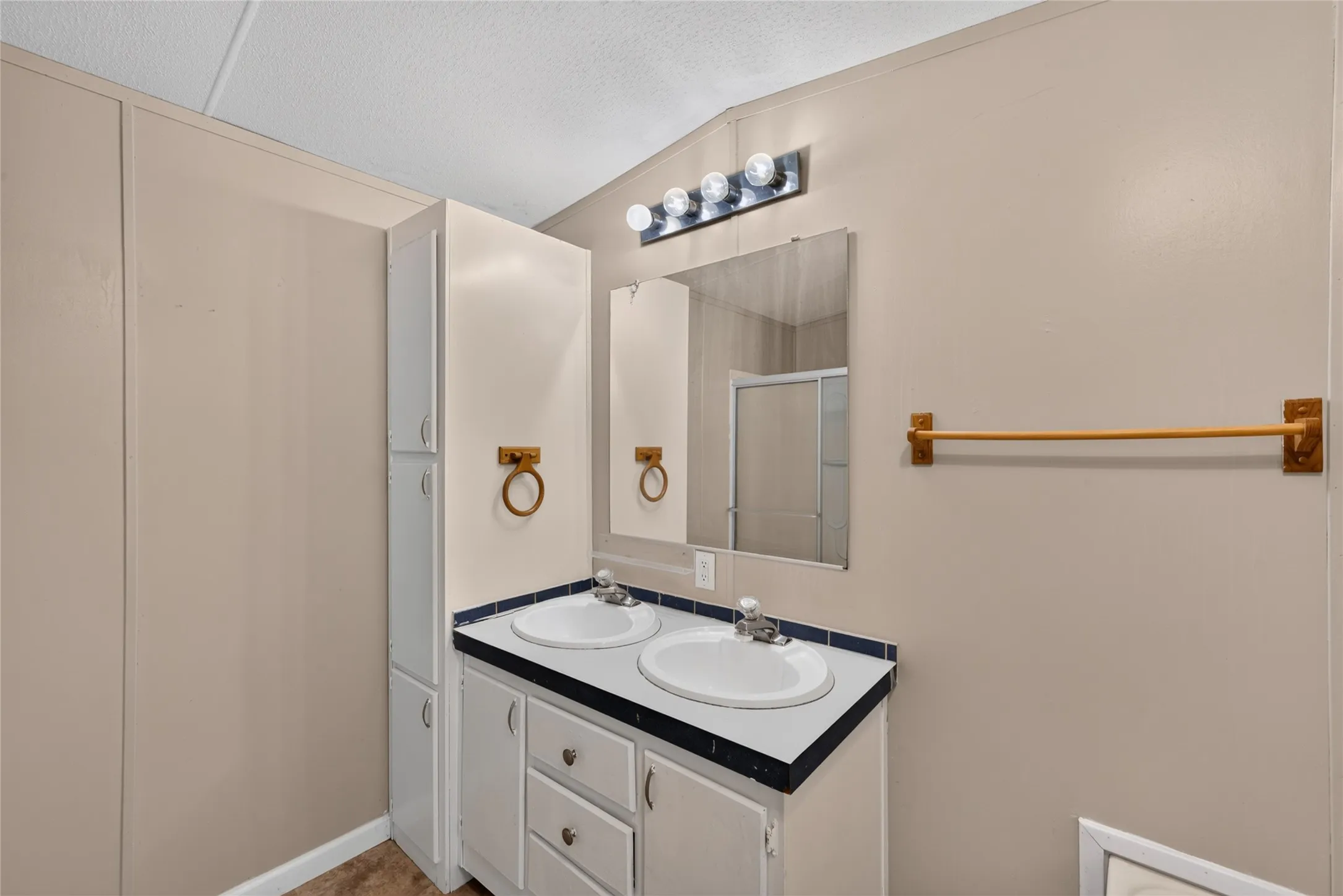 Mobile Home For Rent in Johnson County , 1341 Flying L Lane 10, Mansfield, Texas 76063, 3 Bedroom, 2 Bathroom, Garage spaces, 1,216 Sqft, built in 2002, mls#21374109, Real Estate Agent in Mansfield, Homes For Rent in Johnson county, Homes For Rent in Mansfield, Realtor in Mansfield Texas, Real Estate Brokerage Independent Realty Texas, Luminita Cordes Realtor
