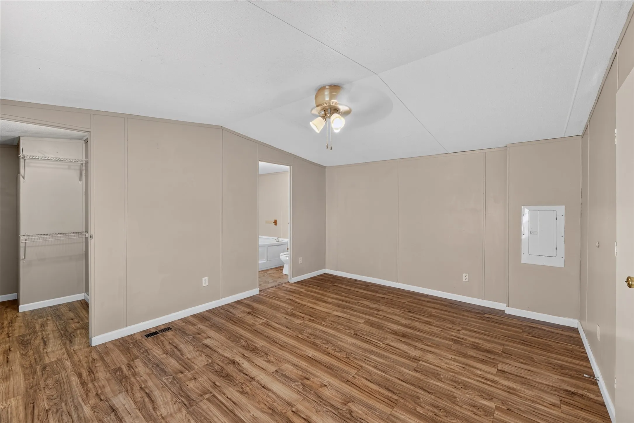 Mobile Home For Rent in Johnson County , 1341 Flying L Lane 10, Mansfield, Texas 76063, 3 Bedroom, 2 Bathroom, Garage spaces, 1,216 Sqft, built in 2002, mls#21374109, Real Estate Agent in Mansfield, Homes For Rent in Johnson county, Homes For Rent in Mansfield, Realtor in Mansfield Texas, Real Estate Brokerage Independent Realty Texas, Luminita Cordes Realtor