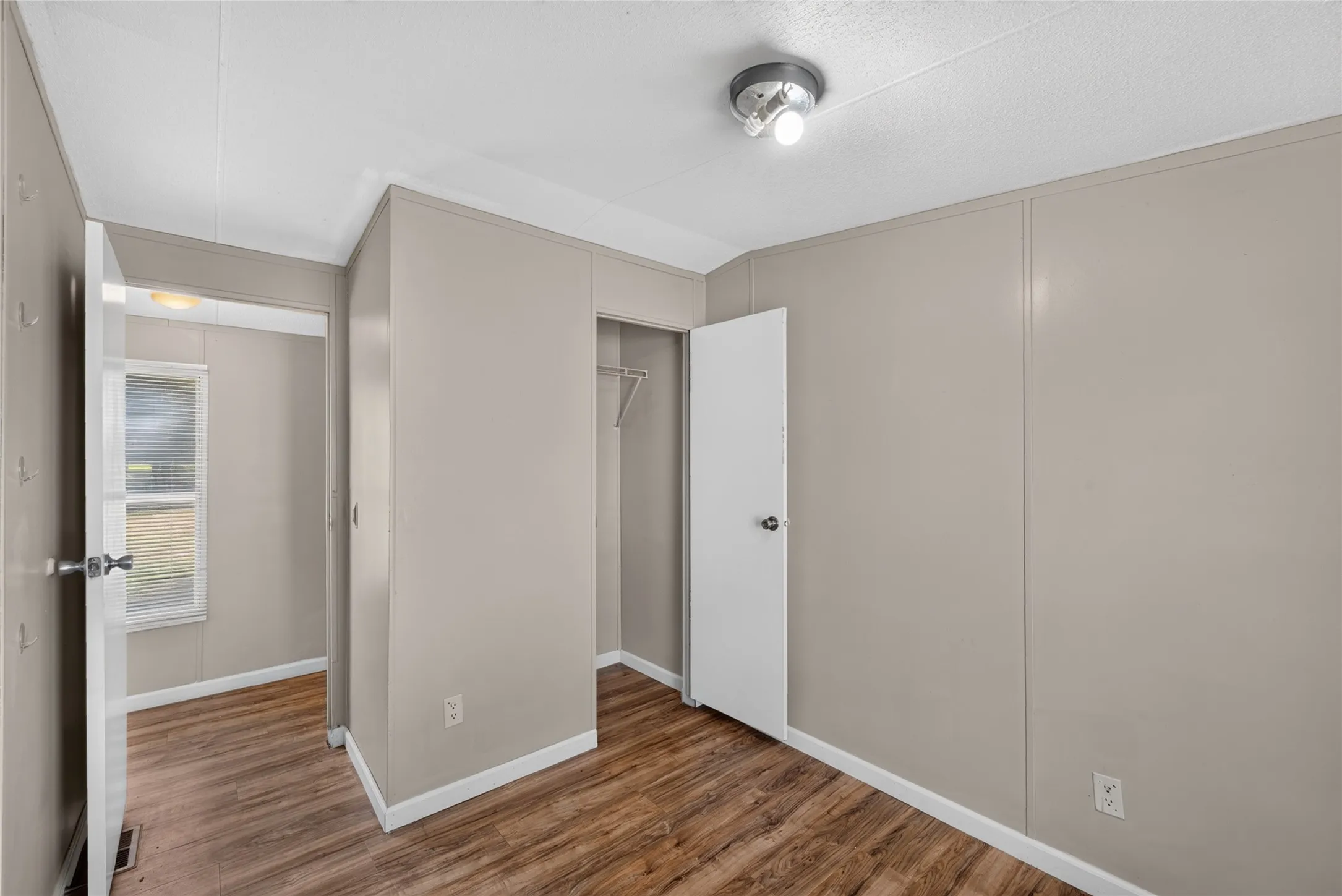 Mobile Home For Rent in Johnson County , 1341 Flying L Lane 10, Mansfield, Texas 76063, 3 Bedroom, 2 Bathroom, Garage spaces, 1,216 Sqft, built in 2002, mls#21374109, Real Estate Agent in Mansfield, Homes For Rent in Johnson county, Homes For Rent in Mansfield, Realtor in Mansfield Texas, Real Estate Brokerage Independent Realty Texas, Luminita Cordes Realtor