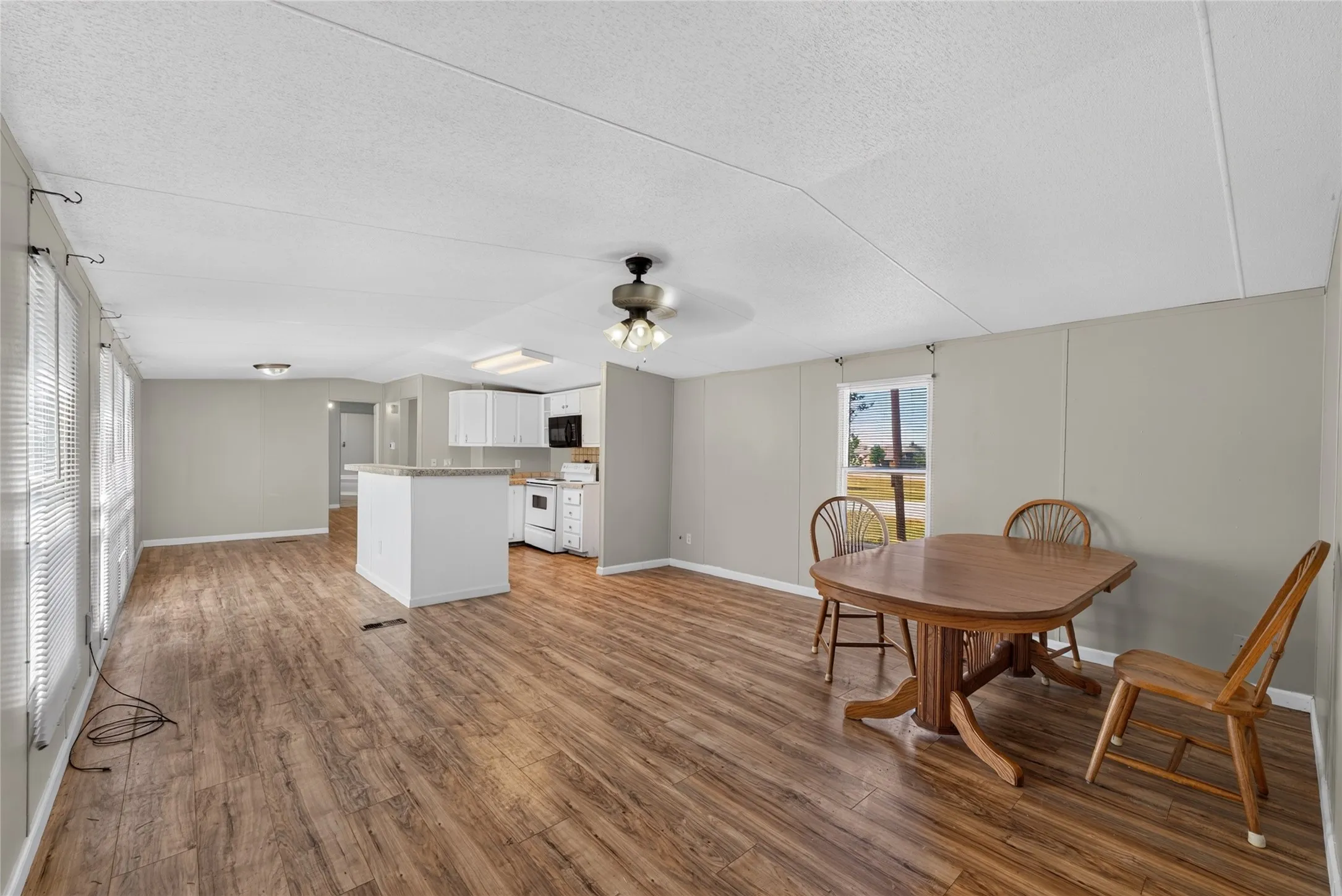 Mobile Home For Rent in Johnson County , 1341 Flying L Lane 10, Mansfield, Texas 76063, 3 Bedroom, 2 Bathroom, Garage spaces, 1,216 Sqft, built in 2002, mls#21374109, Real Estate Agent in Mansfield, Homes For Rent in Johnson county, Homes For Rent in Mansfield, Realtor in Mansfield Texas, Real Estate Brokerage Independent Realty Texas, Luminita Cordes Realtor