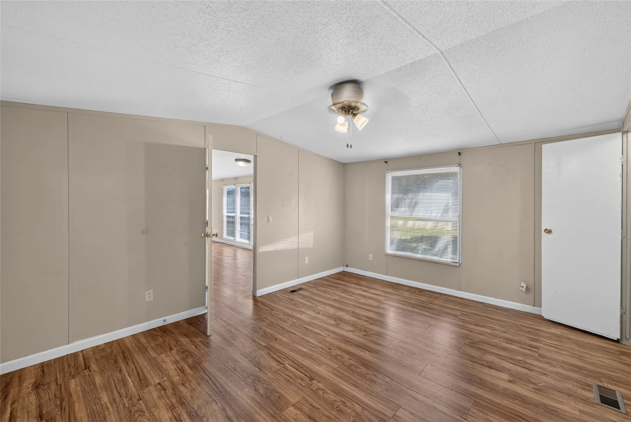 Mobile Home For Rent in Johnson County , 1341 Flying L Lane 10, Mansfield, Texas 76063, 3 Bedroom, 2 Bathroom, Garage spaces, 1,216 Sqft, built in 2002, mls#21374109, Real Estate Agent in Mansfield, Homes For Rent in Johnson county, Homes For Rent in Mansfield, Realtor in Mansfield Texas, Real Estate Brokerage Independent Realty Texas, Luminita Cordes Realtor