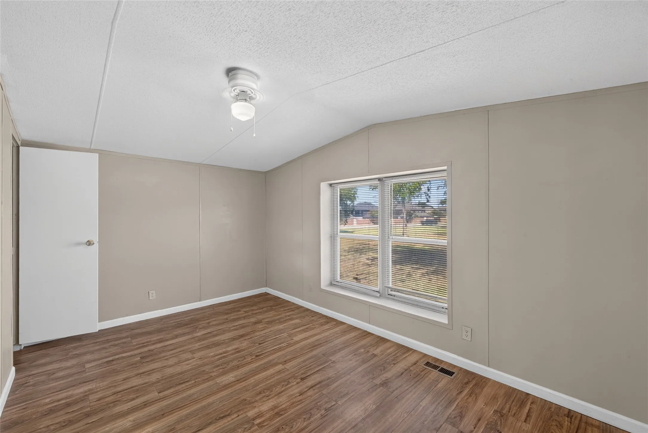 Mobile Home For Rent in Johnson County , 1341 Flying L Lane 10, Mansfield, Texas 76063, 3 Bedroom, 2 Bathroom, Garage spaces, 1,216 Sqft, built in 2002, mls#21374109, Real Estate Agent in Mansfield, Homes For Rent in Johnson county, Homes For Rent in Mansfield, Realtor in Mansfield Texas, Real Estate Brokerage Independent Realty Texas, Luminita Cordes Realtor