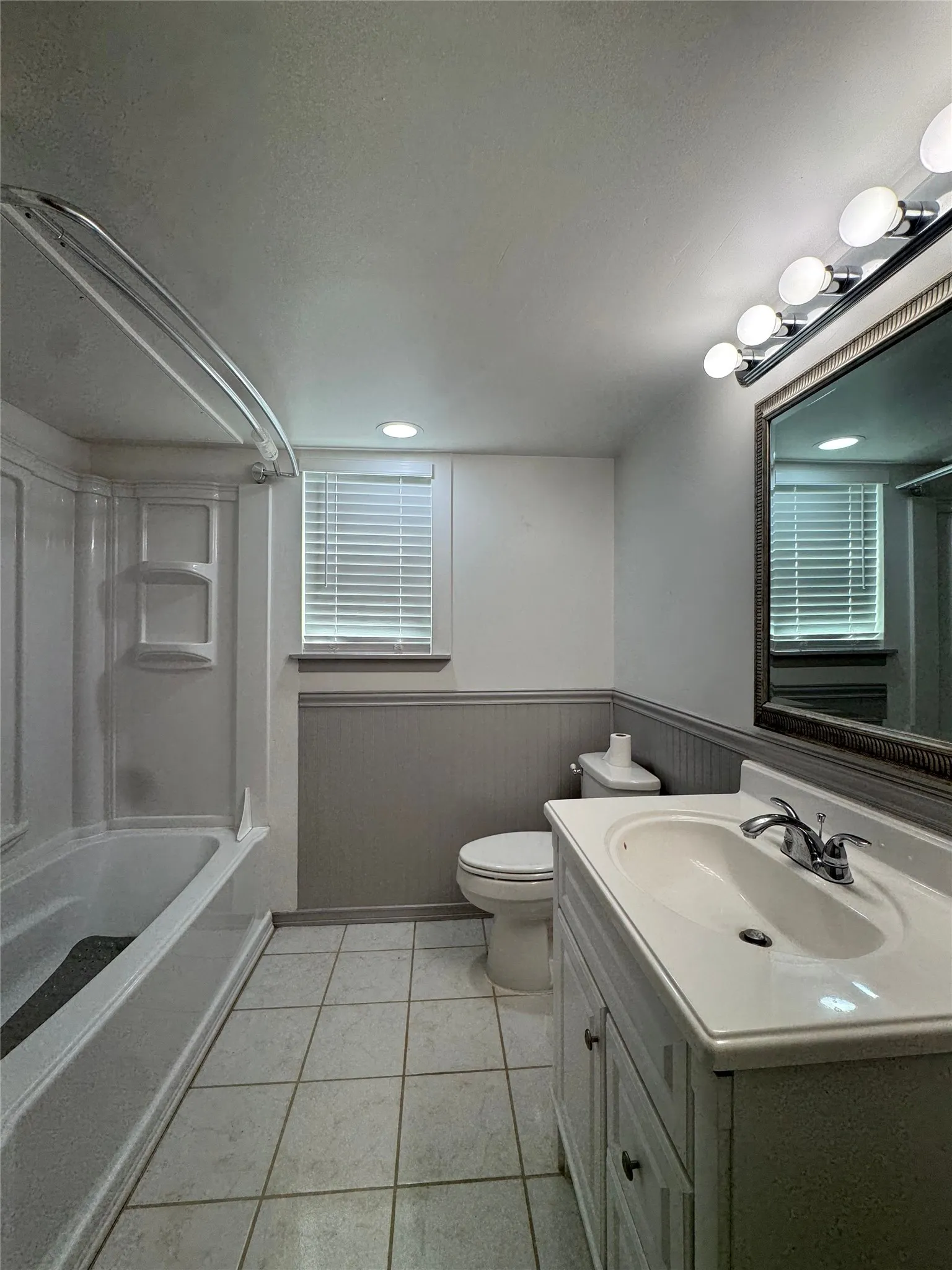 Single Family Residence For Rent in Tarrant County , 4900 French Wood Drive, Arlington, Texas 76016, 3 Bedroom, 2 Bathroom, 2 Garage spaces, 1,641 Sqft, built in 1977, mls#21374132, Real Estate Agent in Arlington, Homes For Rent in Tarrant county, Homes For Rent in Arlington, Realtor in Arlington Texas, Real Estate Brokerage Independent Realty Texas, Luminita Cordes Realtor