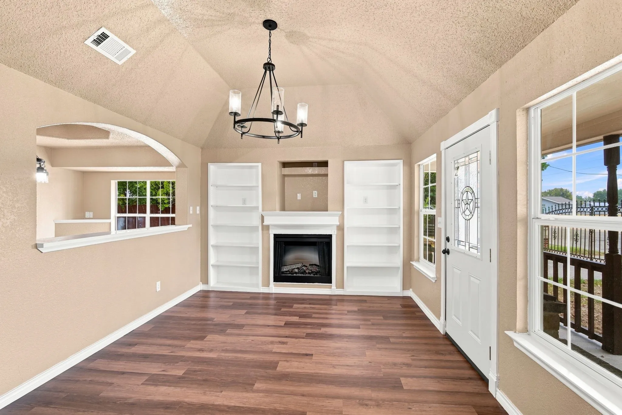 Single Family Residence For Sale in Johnson County , 1103 Chase Avenue, Cleburne, Texas 76031, 4 Bedroom, 3 Bathroom, 2 Garage spaces, 1,998 Sqft, built in 2002, mls#21374136, Real Estate Agent in Cleburne, Homes For Sale in Johnson county, Homes For Sale in Cleburne, Realtor in Cleburne Texas, Real Estate Brokerage Independent Realty Texas, Luminita Cordes Realtor
