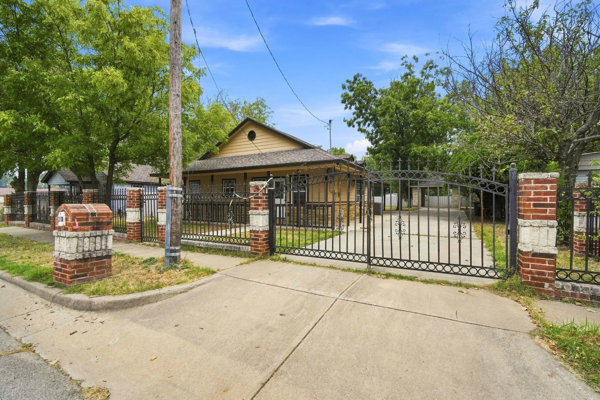 Single Family Residence For Sale in Johnson County , 1103 Chase Avenue, Cleburne, Texas 76031, 4 Bedroom, 3 Bathroom, 2 Garage spaces, 1,998 Sqft, built in 2002, mls#21374136, Real Estate Agent in Cleburne, Homes For Sale in Johnson county, Homes For Sale in Cleburne, Realtor in Cleburne Texas, Real Estate Brokerage Independent Realty Texas, Luminita Cordes Realtor