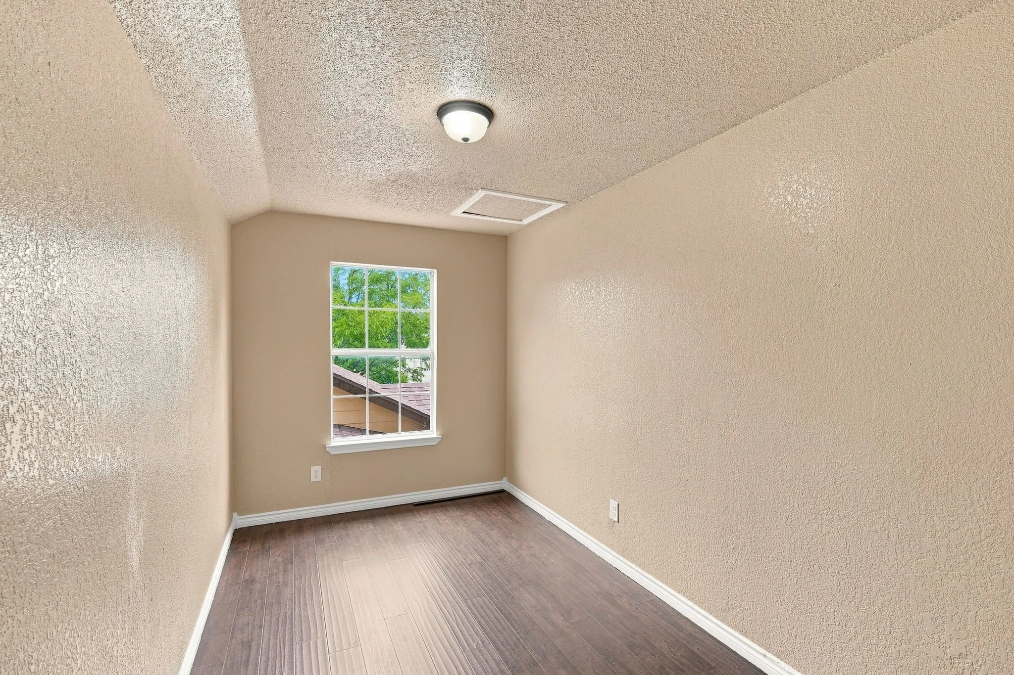 Single Family Residence For Sale in Johnson County , 1103 Chase Avenue, Cleburne, Texas 76031, 4 Bedroom, 3 Bathroom, 2 Garage spaces, 1,998 Sqft, built in 2002, mls#21374136, Real Estate Agent in Cleburne, Homes For Sale in Johnson county, Homes For Sale in Cleburne, Realtor in Cleburne Texas, Real Estate Brokerage Independent Realty Texas, Luminita Cordes Realtor