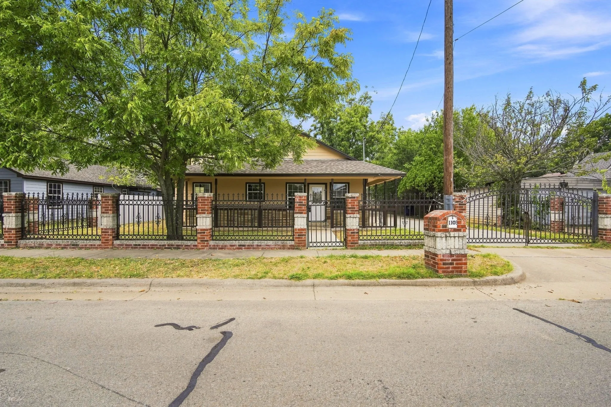Single Family Residence For Sale in Johnson County , 1103 Chase Avenue, Cleburne, Texas 76031, 4 Bedroom, 3 Bathroom, 2 Garage spaces, 1,998 Sqft, built in 2002, mls#21374136, Real Estate Agent in Cleburne, Homes For Sale in Johnson county, Homes For Sale in Cleburne, Realtor in Cleburne Texas, Real Estate Brokerage Independent Realty Texas, Luminita Cordes Realtor