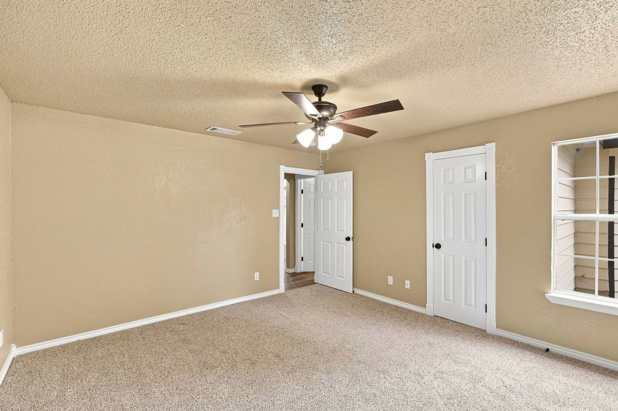 Single Family Residence For Sale in Johnson County , 1103 Chase Avenue, Cleburne, Texas 76031, 4 Bedroom, 3 Bathroom, 2 Garage spaces, 1,998 Sqft, built in 2002, mls#21374136, Real Estate Agent in Cleburne, Homes For Sale in Johnson county, Homes For Sale in Cleburne, Realtor in Cleburne Texas, Real Estate Brokerage Independent Realty Texas, Luminita Cordes Realtor