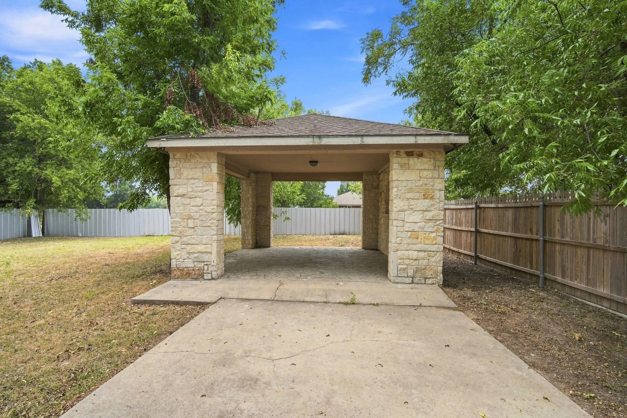 Single Family Residence For Sale in Johnson County , 1103 Chase Avenue, Cleburne, Texas 76031, 4 Bedroom, 3 Bathroom, 2 Garage spaces, 1,998 Sqft, built in 2002, mls#21374136, Real Estate Agent in Cleburne, Homes For Sale in Johnson county, Homes For Sale in Cleburne, Realtor in Cleburne Texas, Real Estate Brokerage Independent Realty Texas, Luminita Cordes Realtor