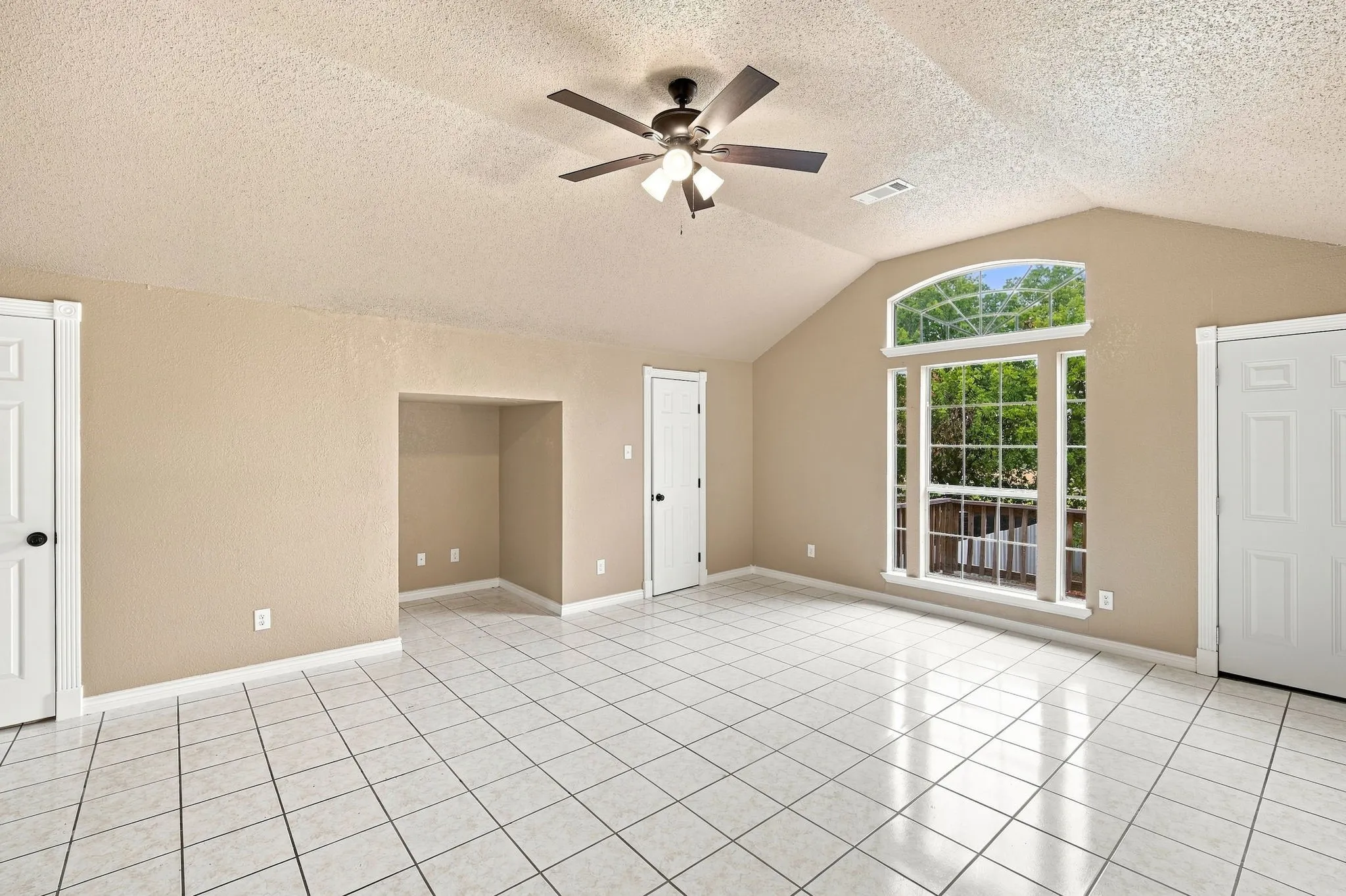 Single Family Residence For Sale in Johnson County , 1103 Chase Avenue, Cleburne, Texas 76031, 4 Bedroom, 3 Bathroom, 2 Garage spaces, 1,998 Sqft, built in 2002, mls#21374136, Real Estate Agent in Cleburne, Homes For Sale in Johnson county, Homes For Sale in Cleburne, Realtor in Cleburne Texas, Real Estate Brokerage Independent Realty Texas, Luminita Cordes Realtor