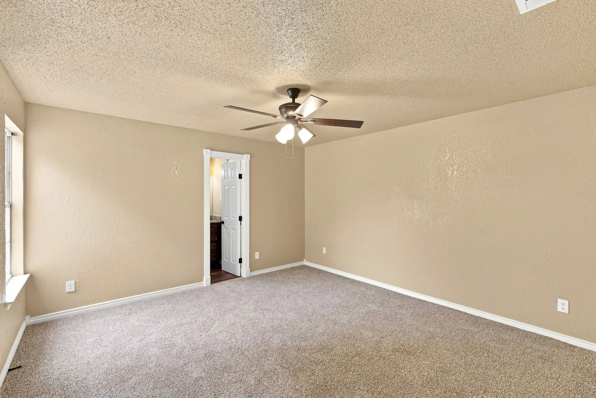 Single Family Residence For Sale in Johnson County , 1103 Chase Avenue, Cleburne, Texas 76031, 4 Bedroom, 3 Bathroom, 2 Garage spaces, 1,998 Sqft, built in 2002, mls#21374136, Real Estate Agent in Cleburne, Homes For Sale in Johnson county, Homes For Sale in Cleburne, Realtor in Cleburne Texas, Real Estate Brokerage Independent Realty Texas, Luminita Cordes Realtor