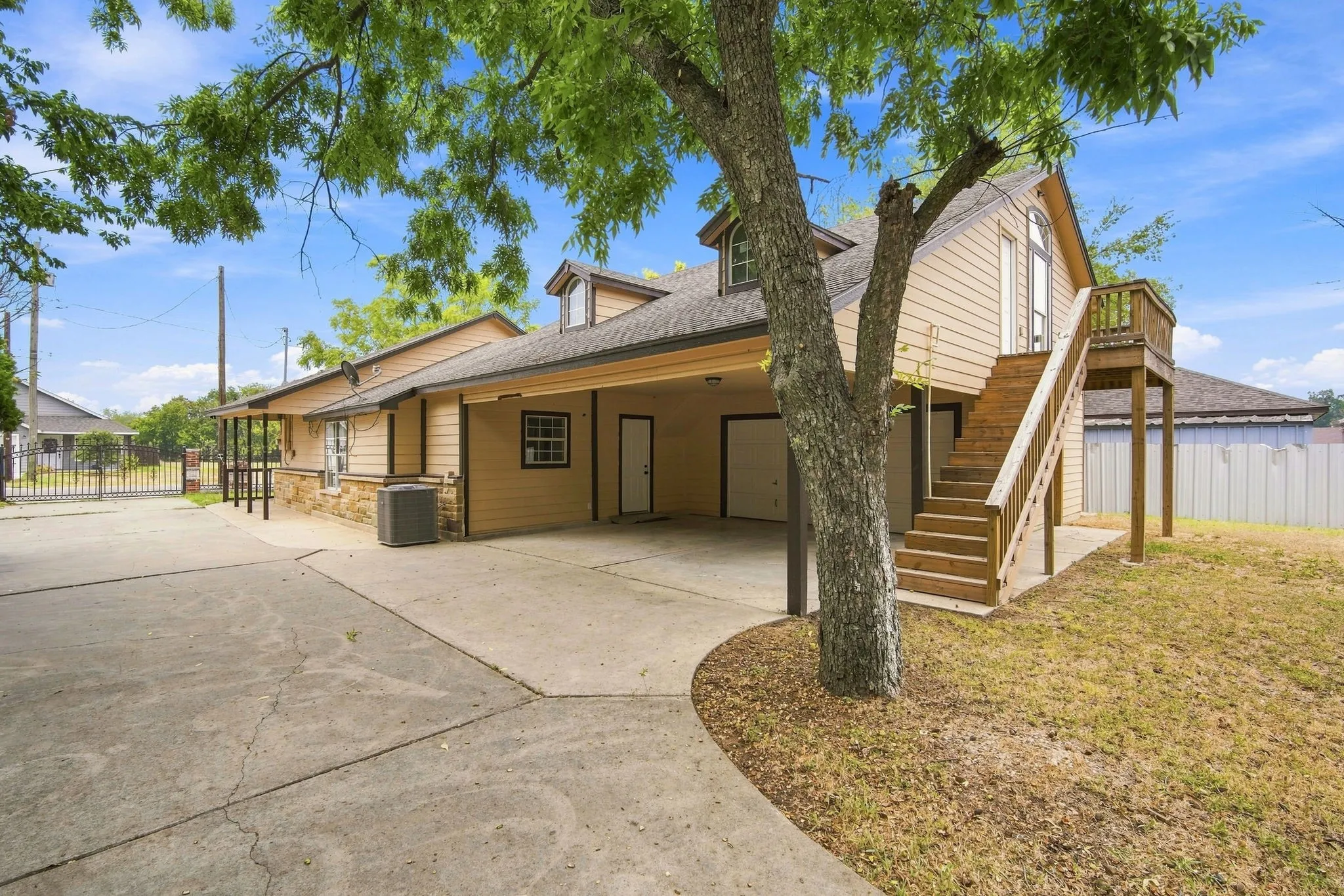 Single Family Residence For Sale in Johnson County , 1103 Chase Avenue, Cleburne, Texas 76031, 4 Bedroom, 3 Bathroom, 2 Garage spaces, 1,998 Sqft, built in 2002, mls#21374136, Real Estate Agent in Cleburne, Homes For Sale in Johnson county, Homes For Sale in Cleburne, Realtor in Cleburne Texas, Real Estate Brokerage Independent Realty Texas, Luminita Cordes Realtor