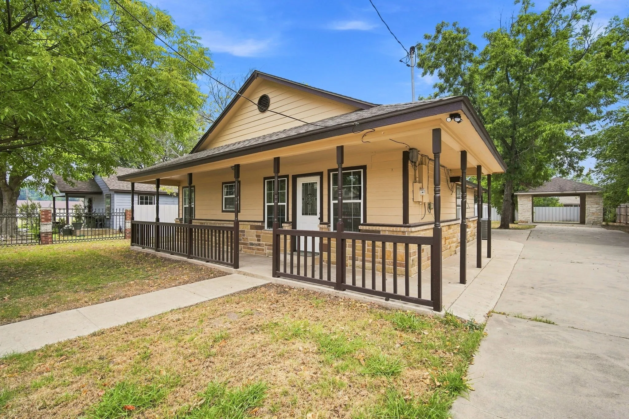 Single Family Residence For Sale in Johnson County , 1103 Chase Avenue, Cleburne, Texas 76031, 4 Bedroom, 3 Bathroom, 2 Garage spaces, 1,998 Sqft, built in 2002, mls#21374136, Real Estate Agent in Cleburne, Homes For Sale in Johnson county, Homes For Sale in Cleburne, Realtor in Cleburne Texas, Real Estate Brokerage Independent Realty Texas, Luminita Cordes Realtor