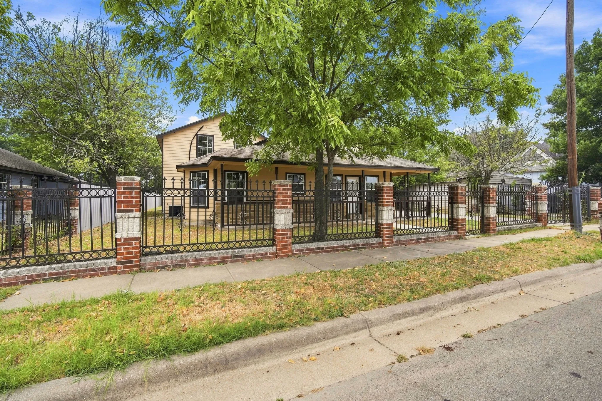 Single Family Residence For Sale in Johnson County , 1103 Chase Avenue, Cleburne, Texas 76031, 4 Bedroom, 3 Bathroom, 2 Garage spaces, 1,998 Sqft, built in 2002, mls#21374136, Real Estate Agent in Cleburne, Homes For Sale in Johnson county, Homes For Sale in Cleburne, Realtor in Cleburne Texas, Real Estate Brokerage Independent Realty Texas, Luminita Cordes Realtor