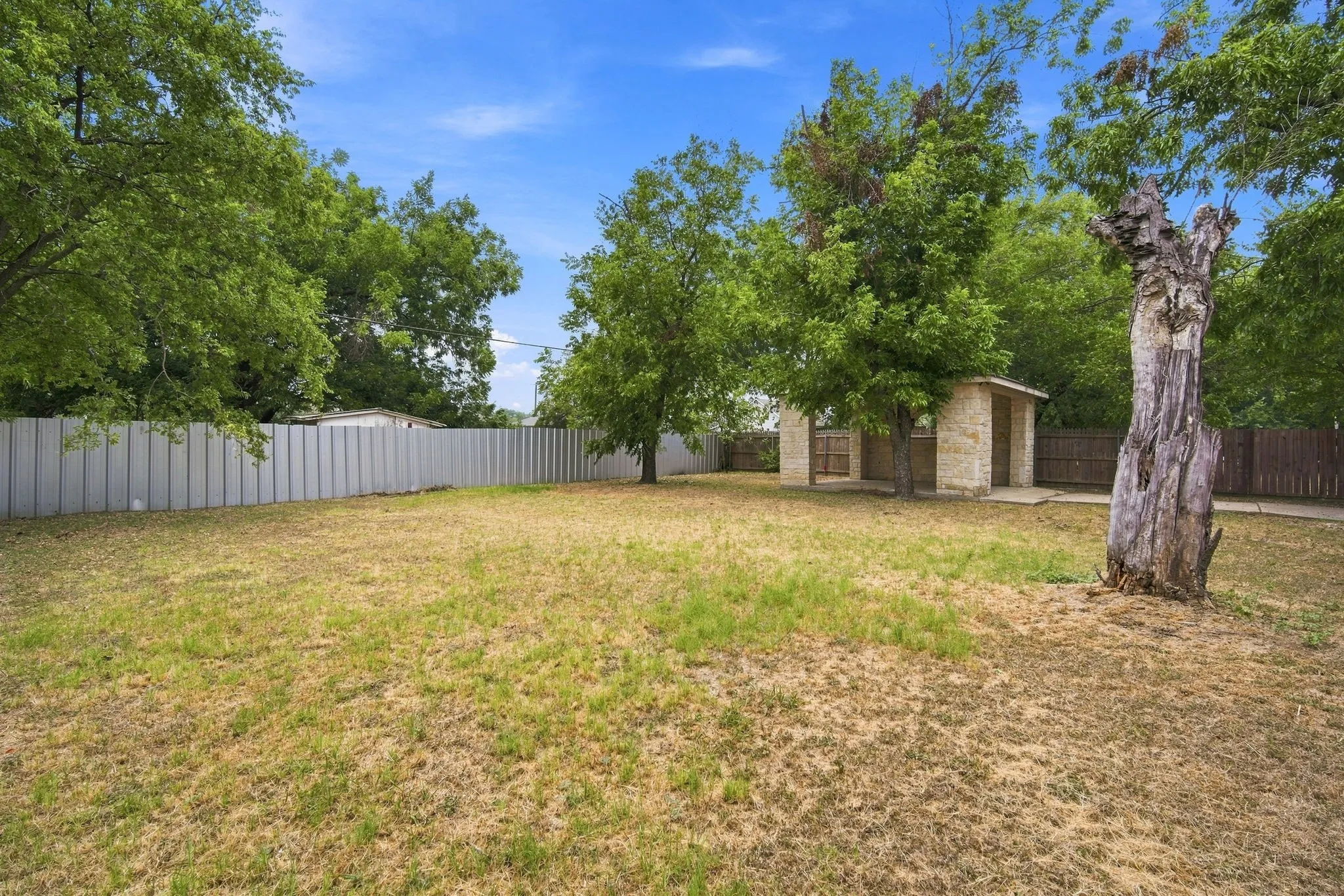 Single Family Residence For Sale in Johnson County , 1103 Chase Avenue, Cleburne, Texas 76031, 4 Bedroom, 3 Bathroom, 2 Garage spaces, 1,998 Sqft, built in 2002, mls#21374136, Real Estate Agent in Cleburne, Homes For Sale in Johnson county, Homes For Sale in Cleburne, Realtor in Cleburne Texas, Real Estate Brokerage Independent Realty Texas, Luminita Cordes Realtor