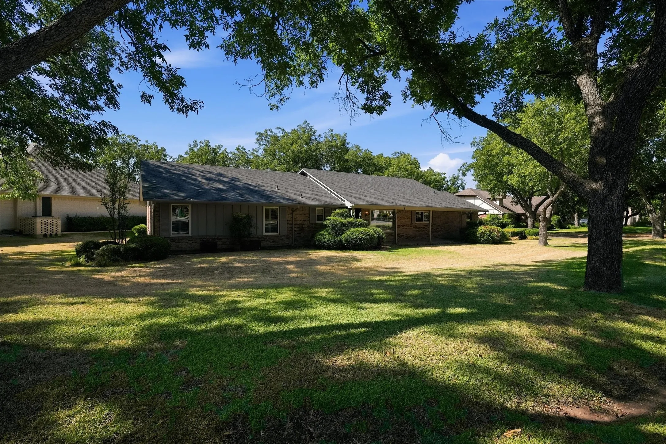 Single Family Residence For Sale in Hood County , 6116 Belvidere Circle, Granbury, Texas 76049, 3 Bedroom, 2 Bathroom, 4 Garage spaces, 2,022 Sqft, built in 1979, mls#21373992, Real Estate Agent in Granbury, Homes For Sale in Hood county, Homes For Sale in Granbury, Realtor in Granbury Texas, Real Estate Brokerage Independent Realty Texas, Luminita Cordes Realtor