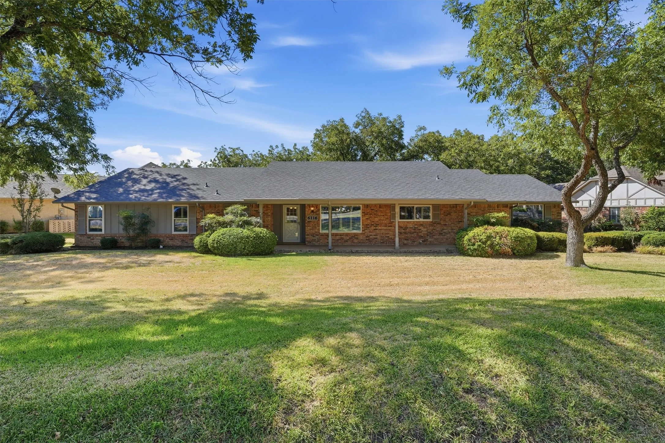 Single Family Residence For Sale in Hood County , 6116 Belvidere Circle, Granbury, Texas 76049, 3 Bedroom, 2 Bathroom, 4 Garage spaces, 2,022 Sqft, built in 1979, mls#21373992, Real Estate Agent in Granbury, Homes For Sale in Hood county, Homes For Sale in Granbury, Realtor in Granbury Texas, Real Estate Brokerage Independent Realty Texas, Luminita Cordes Realtor
