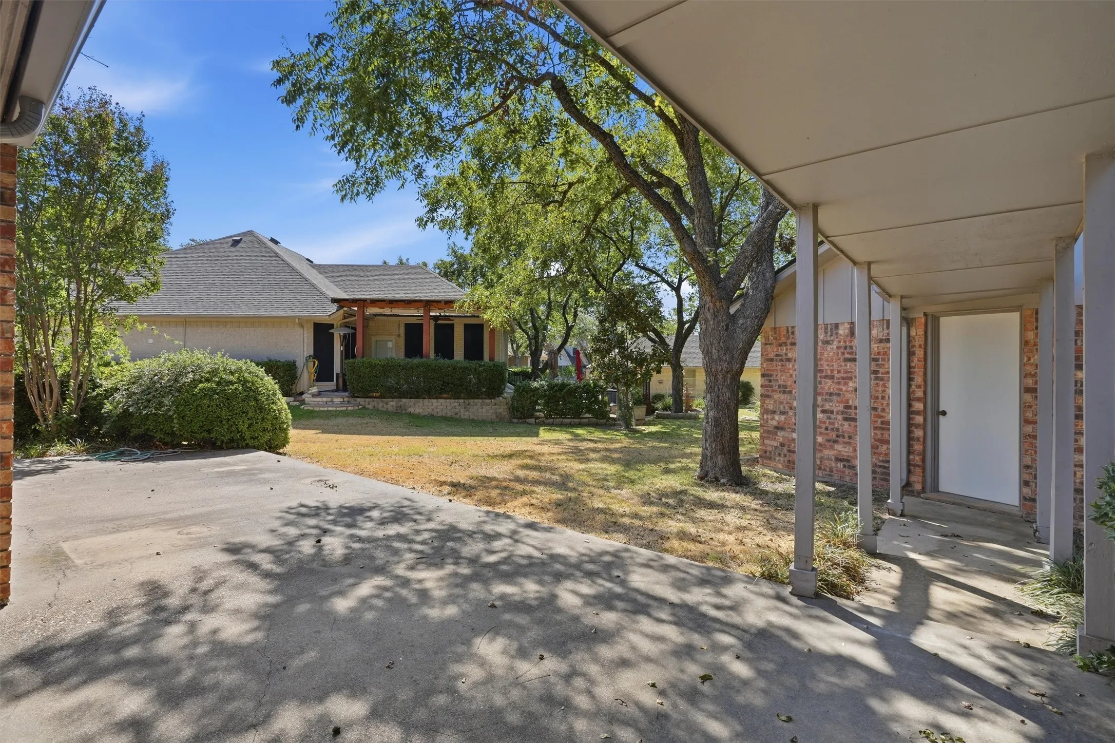 Single Family Residence For Sale in Hood County , 6116 Belvidere Circle, Granbury, Texas 76049, 3 Bedroom, 2 Bathroom, 4 Garage spaces, 2,022 Sqft, built in 1979, mls#21373992, Real Estate Agent in Granbury, Homes For Sale in Hood county, Homes For Sale in Granbury, Realtor in Granbury Texas, Real Estate Brokerage Independent Realty Texas, Luminita Cordes Realtor
