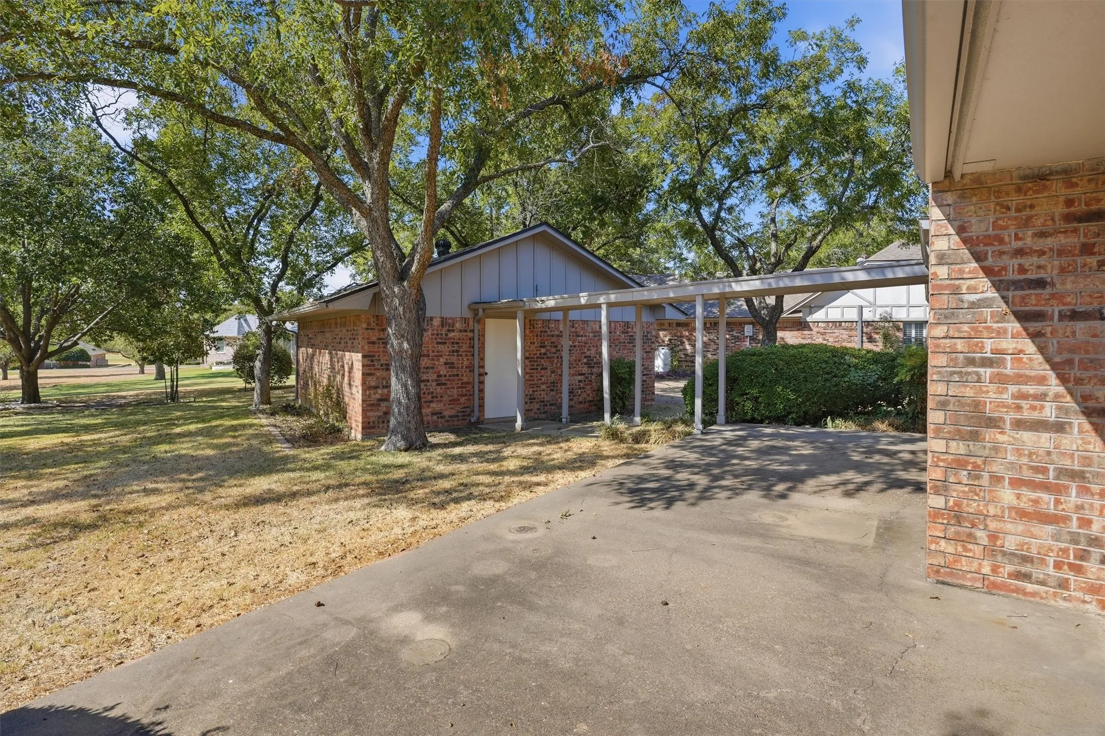 Single Family Residence For Sale in Hood County , 6116 Belvidere Circle, Granbury, Texas 76049, 3 Bedroom, 2 Bathroom, 4 Garage spaces, 2,022 Sqft, built in 1979, mls#21373992, Real Estate Agent in Granbury, Homes For Sale in Hood county, Homes For Sale in Granbury, Realtor in Granbury Texas, Real Estate Brokerage Independent Realty Texas, Luminita Cordes Realtor