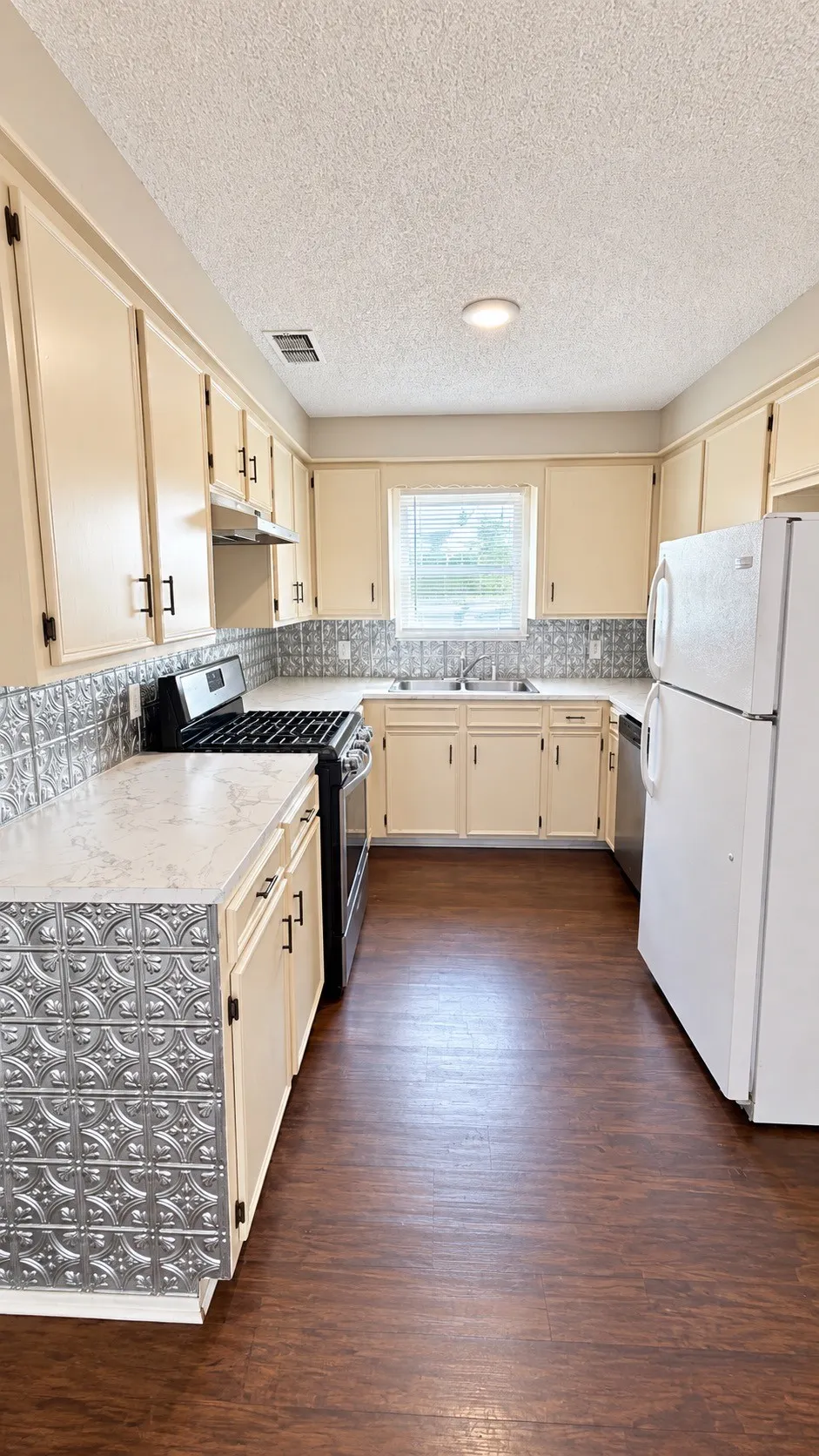 Single Family Residence For Rent in Taylor County , 3231 Ivy Lane, Abilene, Texas 79603, 3 Bedroom, 2 Bathroom, Garage spaces, 1,080 Sqft, built in 1959, mls#21374148, Real Estate Agent in Abilene, Homes For Rent in Taylor county, Homes For Rent in Abilene, Realtor in Abilene Texas, Real Estate Brokerage Independent Realty Texas, Luminita Cordes Realtor