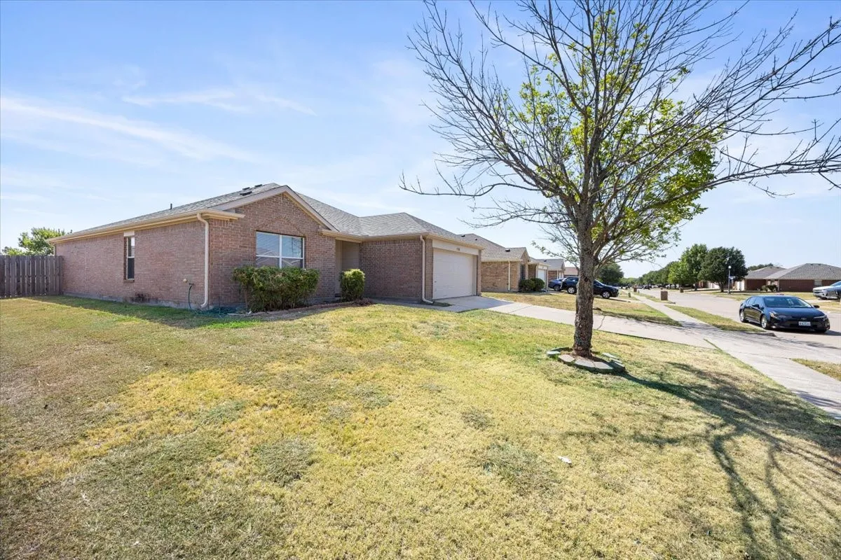 Single Family Residence For Rent in Dallas County , 1506 Waters Edge Drive, Glenn Heights, Texas 75154, 4 Bedroom, 2 Bathroom, 2 Garage spaces, 1,592 Sqft, built in 2005, mls#21373423, Real Estate Agent in Glenn Heights, Homes For Rent in Dallas county, Homes For Rent in Glenn Heights, Realtor in Glenn Heights Texas, Real Estate Brokerage Independent Realty Texas, Luminita Cordes Realtor