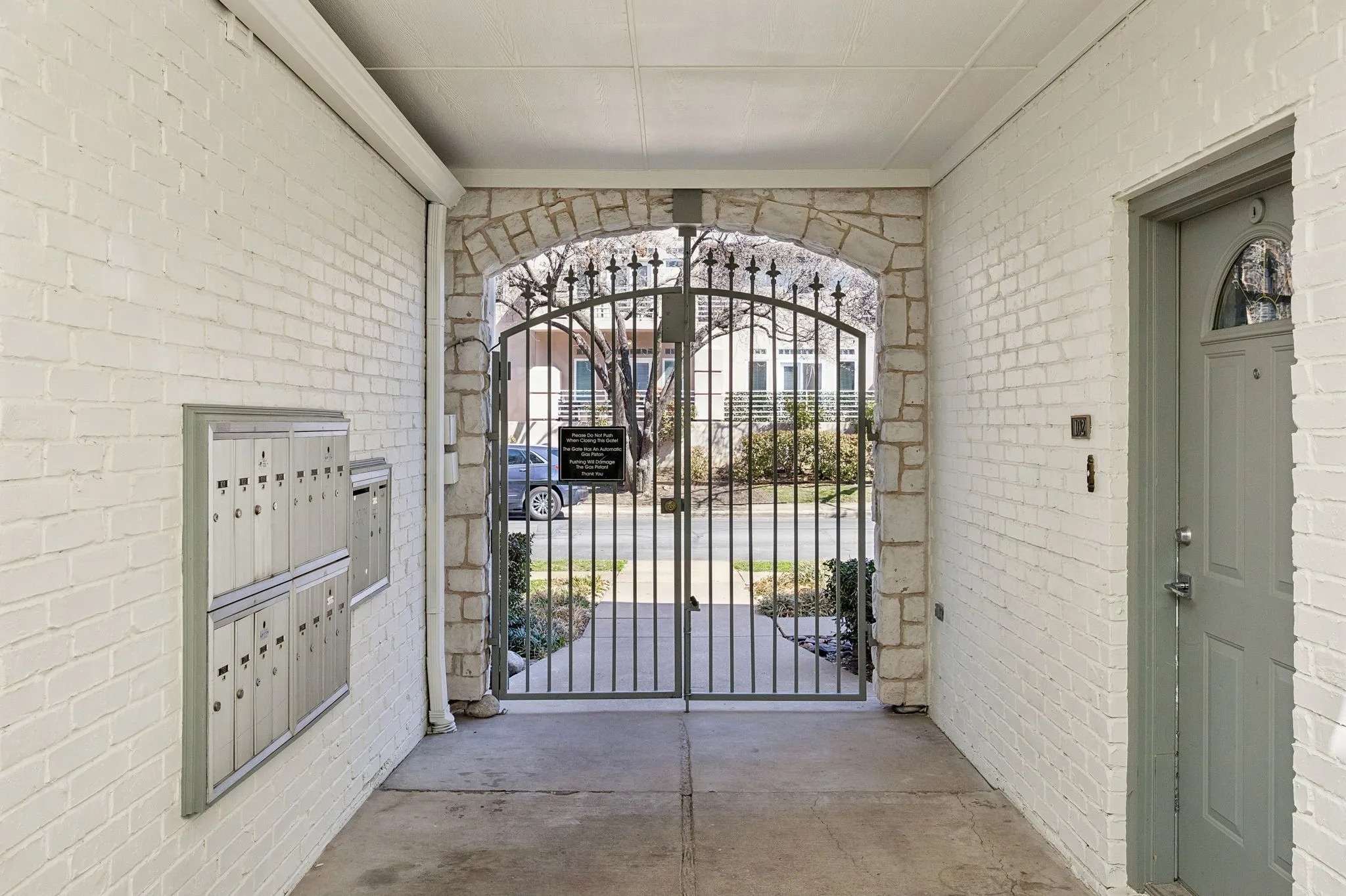 Apartment For Rent in Dallas County , 4125 Holland Avenue 203, Dallas, Texas 75219, 2 Bedroom, 3 Bathroom, Garage spaces, 1,500 Sqft, built in 1998, mls#21373751, Real Estate Agent in Dallas, Homes For Rent in Dallas county, Homes For Rent in Dallas, Realtor in Dallas Texas, Real Estate Brokerage Independent Realty Texas, Luminita Cordes Realtor