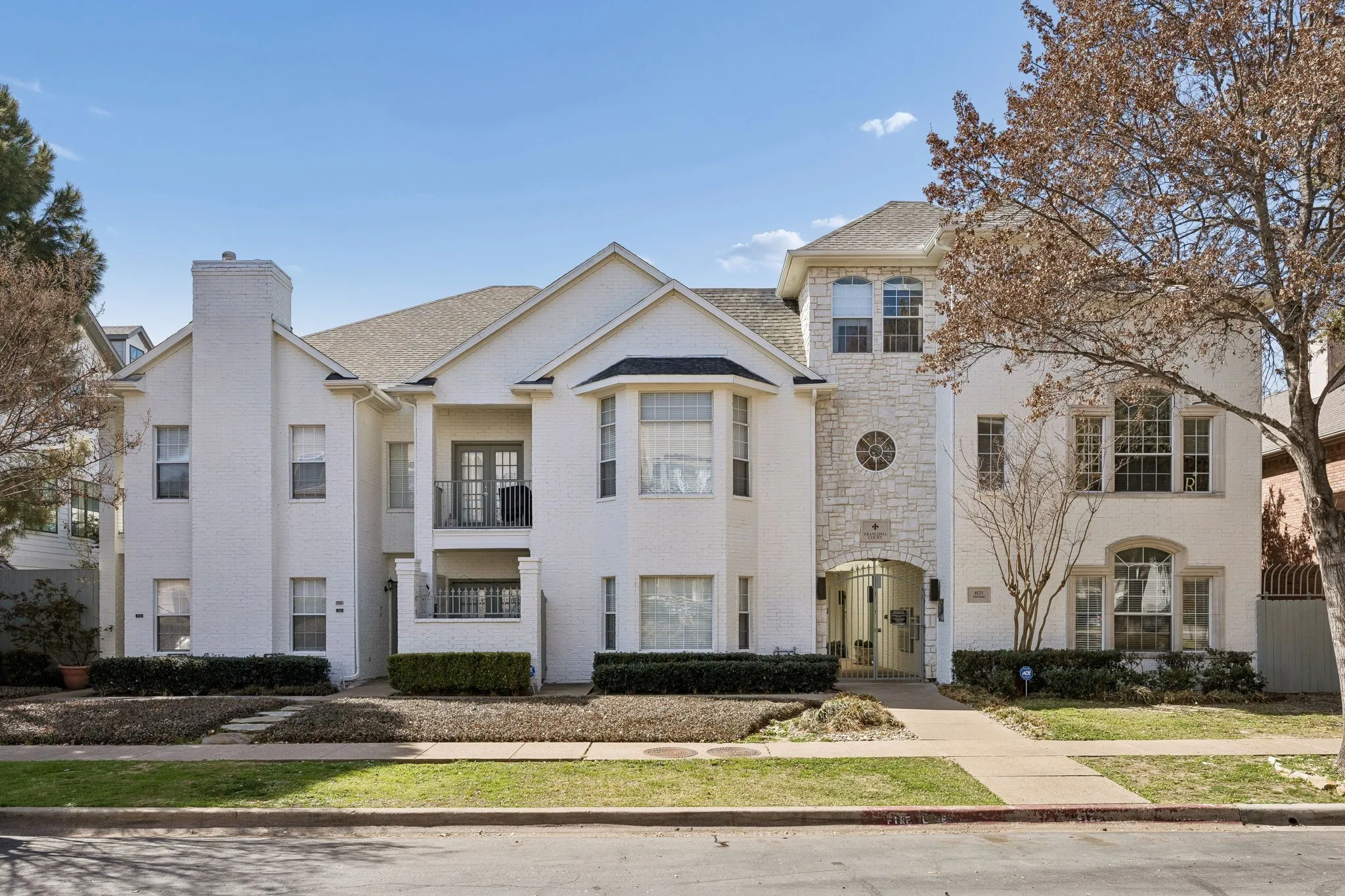 Apartment For Rent in Dallas County , 4125 Holland Avenue 203, Dallas, Texas 75219, 2 Bedroom, 3 Bathroom, Garage spaces, 1,500 Sqft, built in 1998, mls#21373751, Real Estate Agent in Dallas, Homes For Rent in Dallas county, Homes For Rent in Dallas, Realtor in Dallas Texas, Real Estate Brokerage Independent Realty Texas, Luminita Cordes Realtor