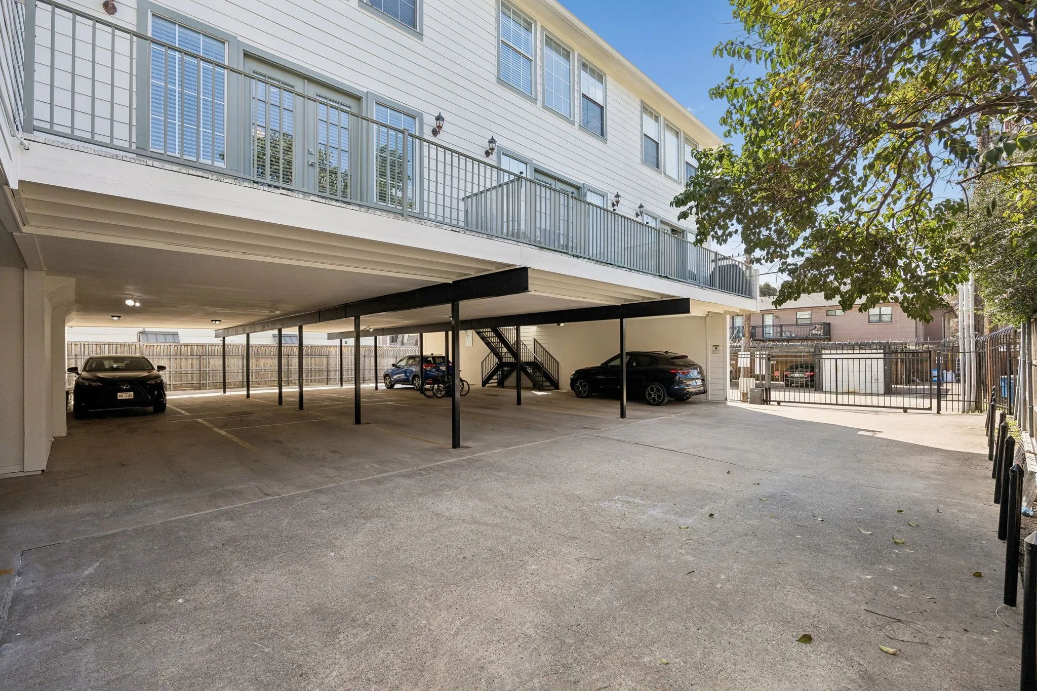 Apartment For Rent in Dallas County , 4125 Holland Avenue 203, Dallas, Texas 75219, 2 Bedroom, 3 Bathroom, Garage spaces, 1,500 Sqft, built in 1998, mls#21373751, Real Estate Agent in Dallas, Homes For Rent in Dallas county, Homes For Rent in Dallas, Realtor in Dallas Texas, Real Estate Brokerage Independent Realty Texas, Luminita Cordes Realtor