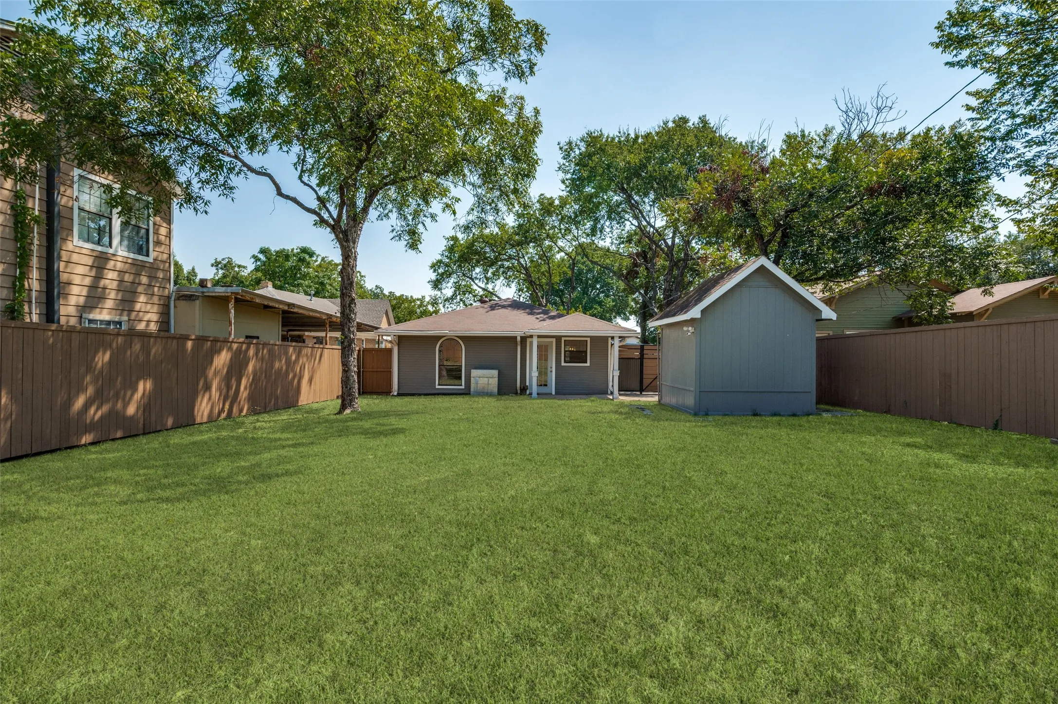 Single Family Residence For Sale in Dallas County , 803 Hollywood Avenue, Dallas, Texas 75208, 3 Bedroom, 2 Bathroom, Garage spaces, 1,410 Sqft, built in 1984, mls#21373632, Real Estate Agent in Dallas, Homes For Sale in Dallas county, Homes For Sale in Dallas, Realtor in Dallas Texas, Real Estate Brokerage Independent Realty Texas, Luminita Cordes Realtor