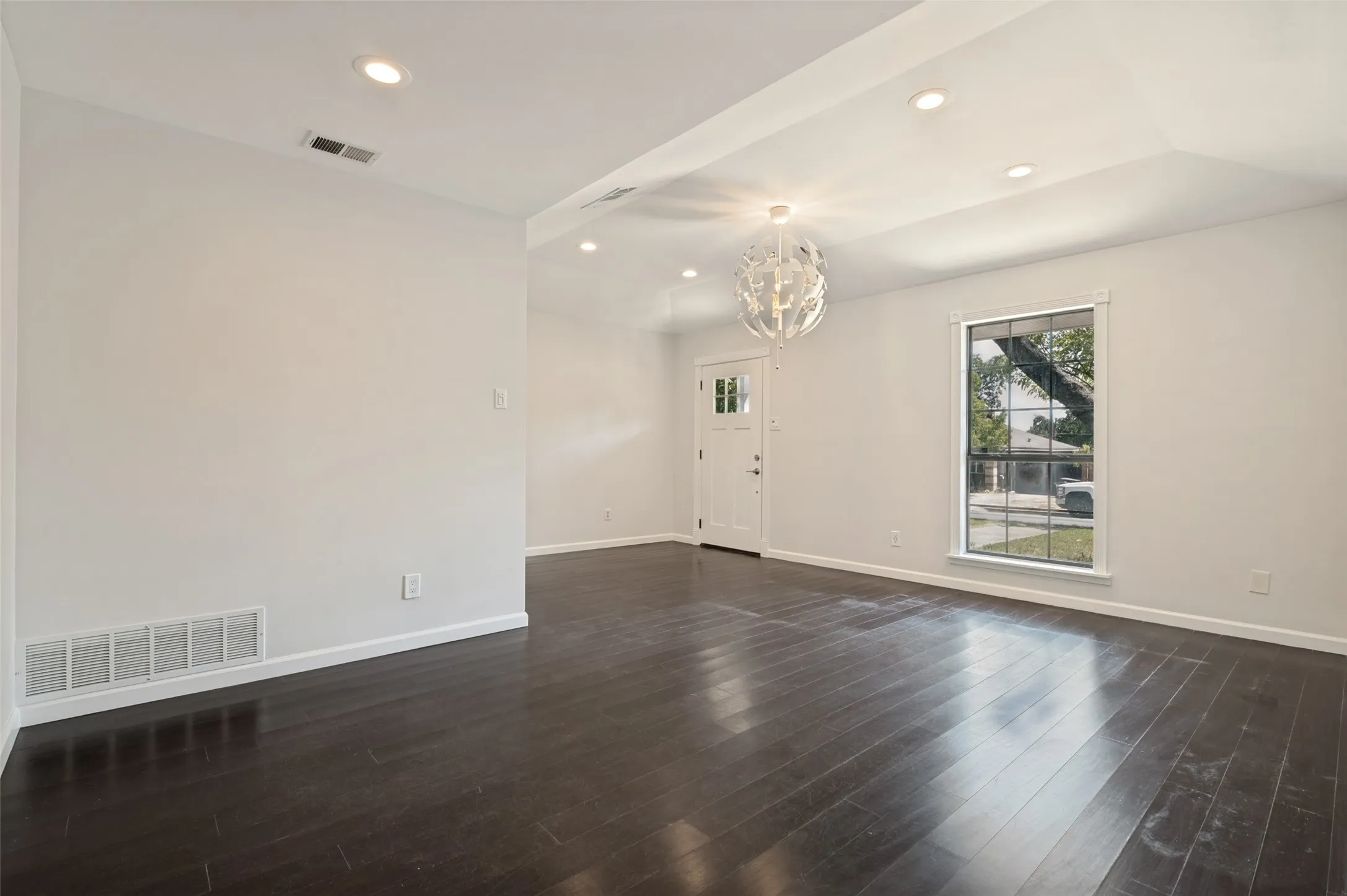 Single Family Residence For Sale in Dallas County , 803 Hollywood Avenue, Dallas, Texas 75208, 3 Bedroom, 2 Bathroom, Garage spaces, 1,410 Sqft, built in 1984, mls#21373632, Real Estate Agent in Dallas, Homes For Sale in Dallas county, Homes For Sale in Dallas, Realtor in Dallas Texas, Real Estate Brokerage Independent Realty Texas, Luminita Cordes Realtor