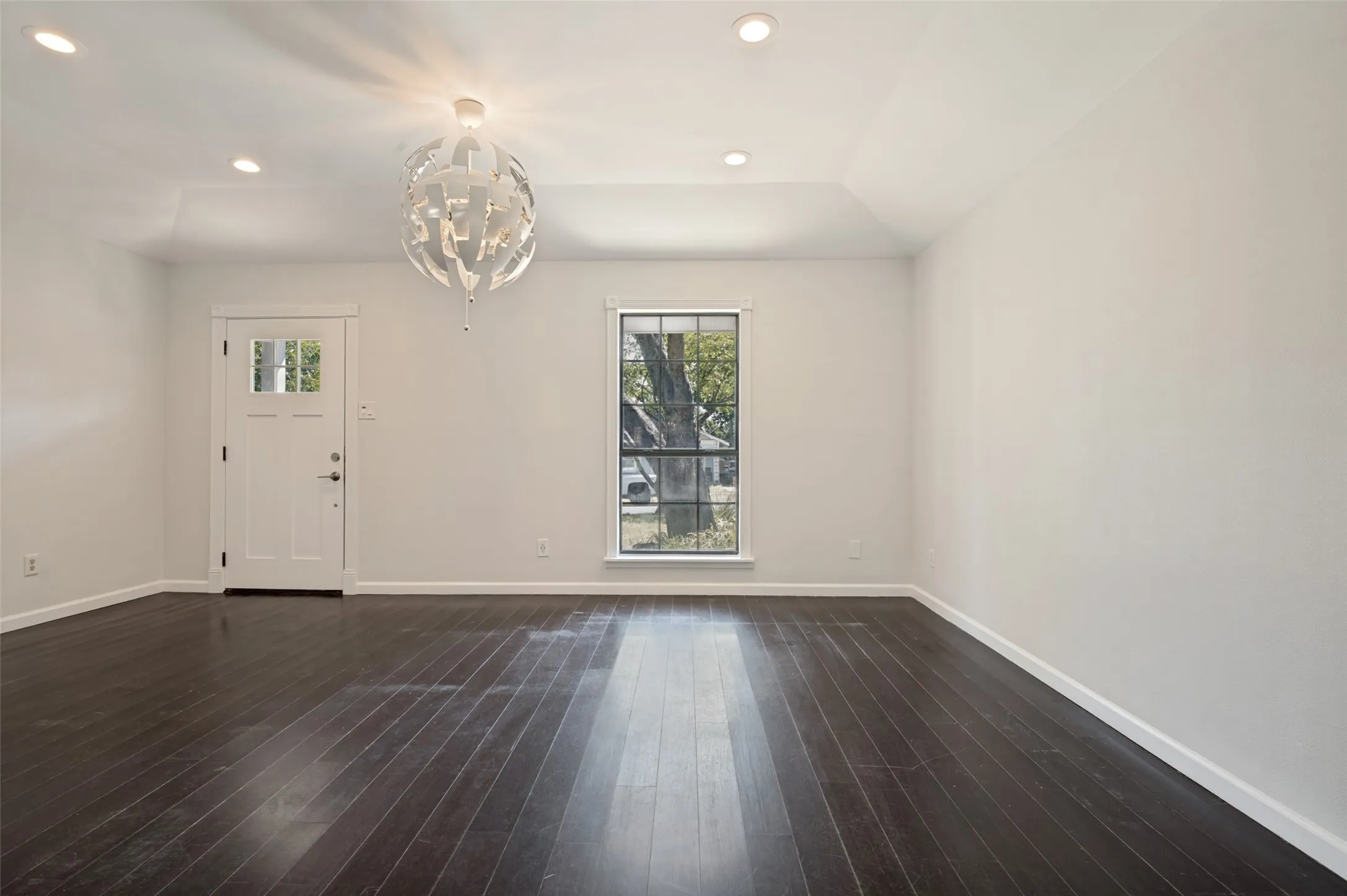 Single Family Residence For Sale in Dallas County , 803 Hollywood Avenue, Dallas, Texas 75208, 3 Bedroom, 2 Bathroom, Garage spaces, 1,410 Sqft, built in 1984, mls#21373632, Real Estate Agent in Dallas, Homes For Sale in Dallas county, Homes For Sale in Dallas, Realtor in Dallas Texas, Real Estate Brokerage Independent Realty Texas, Luminita Cordes Realtor
