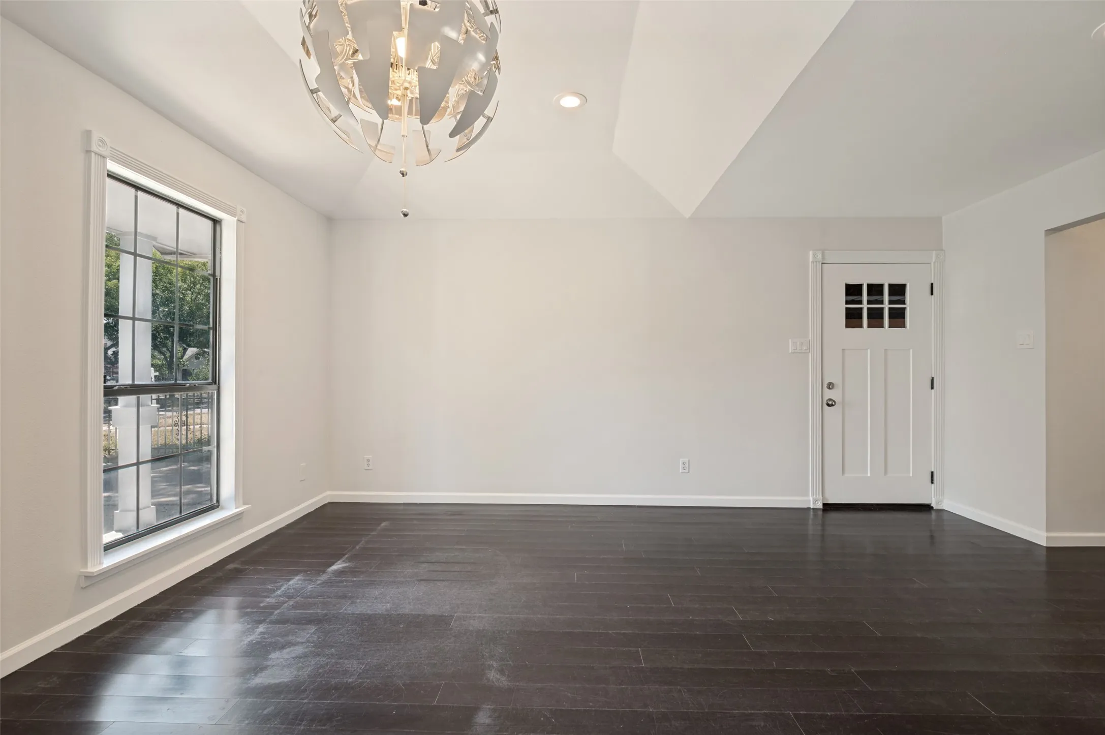 Single Family Residence For Sale in Dallas County , 803 Hollywood Avenue, Dallas, Texas 75208, 3 Bedroom, 2 Bathroom, Garage spaces, 1,410 Sqft, built in 1984, mls#21373632, Real Estate Agent in Dallas, Homes For Sale in Dallas county, Homes For Sale in Dallas, Realtor in Dallas Texas, Real Estate Brokerage Independent Realty Texas, Luminita Cordes Realtor