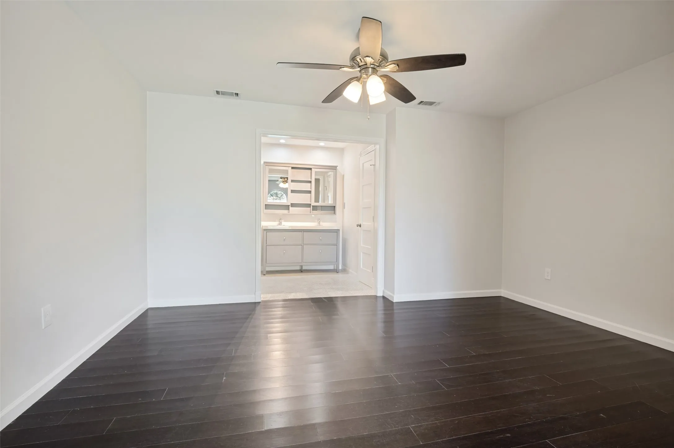 Single Family Residence For Sale in Dallas County , 803 Hollywood Avenue, Dallas, Texas 75208, 3 Bedroom, 2 Bathroom, Garage spaces, 1,410 Sqft, built in 1984, mls#21373632, Real Estate Agent in Dallas, Homes For Sale in Dallas county, Homes For Sale in Dallas, Realtor in Dallas Texas, Real Estate Brokerage Independent Realty Texas, Luminita Cordes Realtor