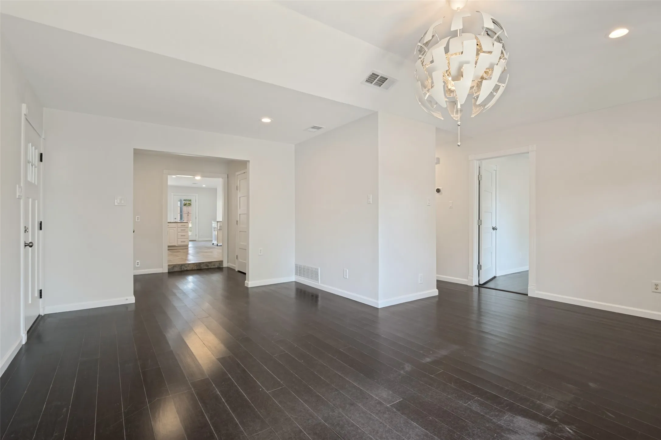 Single Family Residence For Sale in Dallas County , 803 Hollywood Avenue, Dallas, Texas 75208, 3 Bedroom, 2 Bathroom, Garage spaces, 1,410 Sqft, built in 1984, mls#21373632, Real Estate Agent in Dallas, Homes For Sale in Dallas county, Homes For Sale in Dallas, Realtor in Dallas Texas, Real Estate Brokerage Independent Realty Texas, Luminita Cordes Realtor
