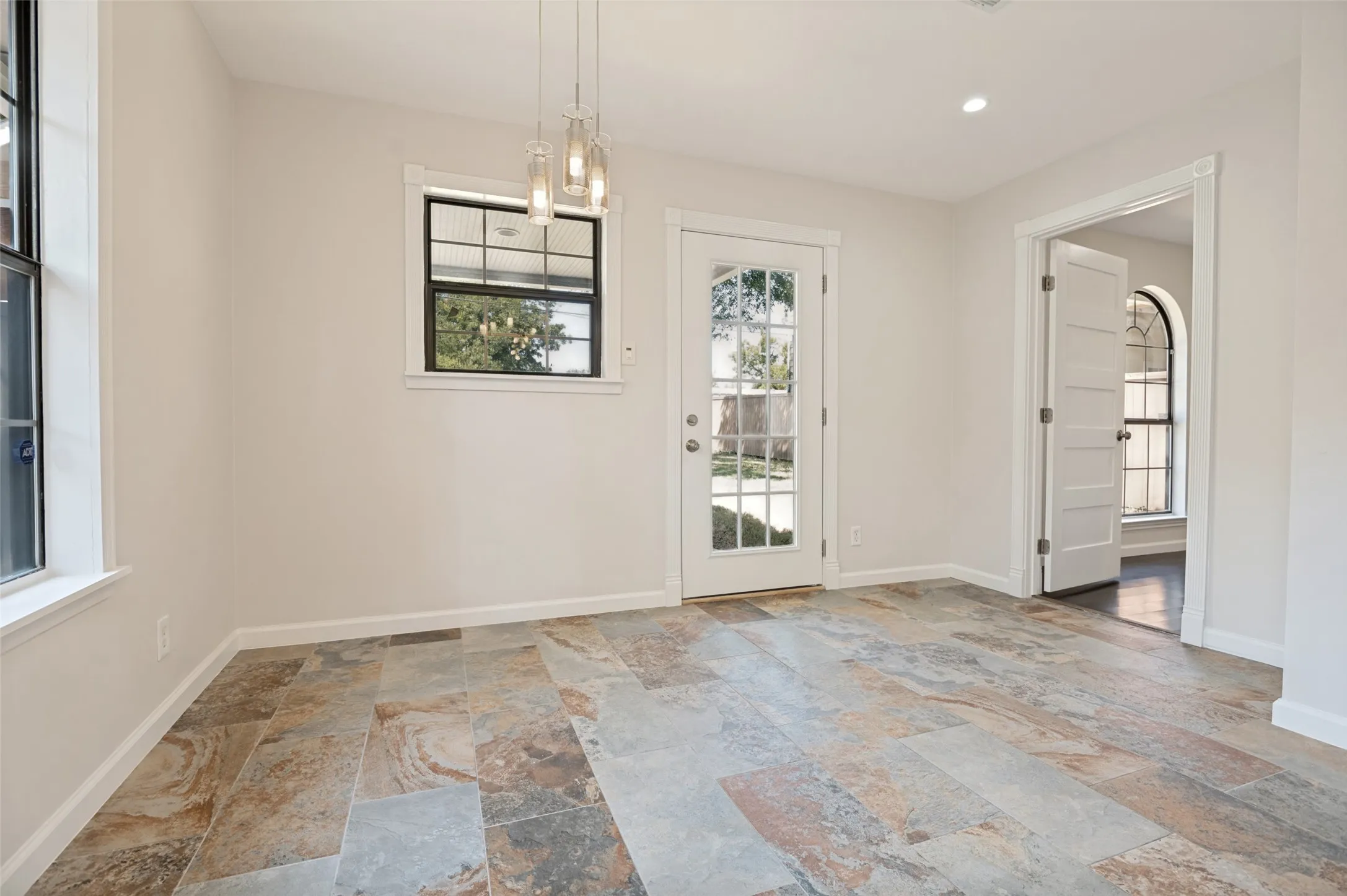 Single Family Residence For Sale in Dallas County , 803 Hollywood Avenue, Dallas, Texas 75208, 3 Bedroom, 2 Bathroom, Garage spaces, 1,410 Sqft, built in 1984, mls#21373632, Real Estate Agent in Dallas, Homes For Sale in Dallas county, Homes For Sale in Dallas, Realtor in Dallas Texas, Real Estate Brokerage Independent Realty Texas, Luminita Cordes Realtor