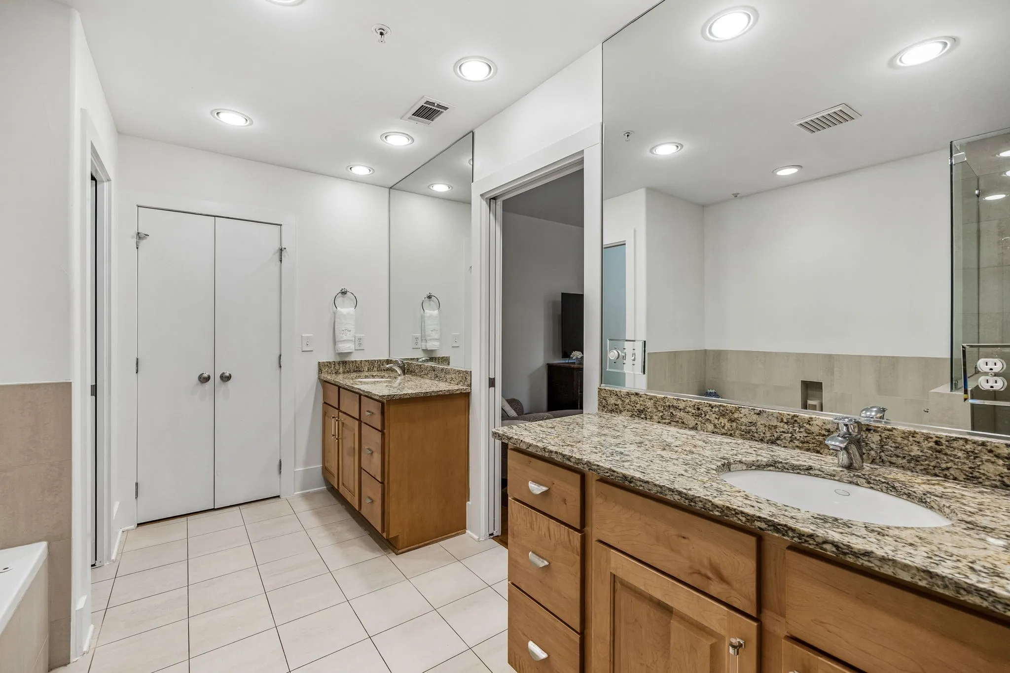 Townhouse For Rent in Dallas County , 5109 Dillard Lane, Dallas, Texas 75209, 2 Bedroom, 2 Bathroom, 2 Garage spaces, 1,580 Sqft, built in 2005, mls#21374159, Real Estate Agent in Dallas, Homes For Rent in Dallas county, Homes For Rent in Dallas, Realtor in Dallas Texas, Real Estate Brokerage Independent Realty Texas, Luminita Cordes Realtor