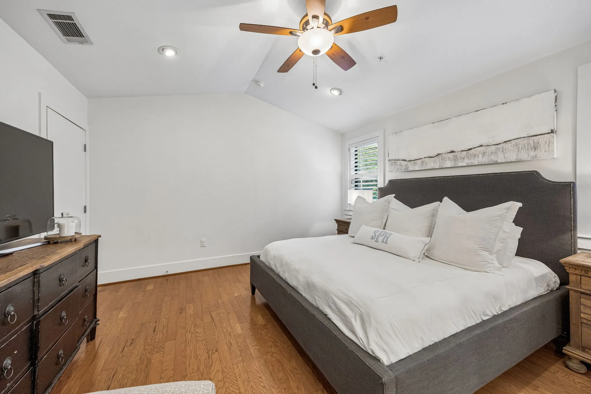 Townhouse For Rent in Dallas County , 5109 Dillard Lane, Dallas, Texas 75209, 2 Bedroom, 2 Bathroom, 2 Garage spaces, 1,580 Sqft, built in 2005, mls#21374159, Real Estate Agent in Dallas, Homes For Rent in Dallas county, Homes For Rent in Dallas, Realtor in Dallas Texas, Real Estate Brokerage Independent Realty Texas, Luminita Cordes Realtor