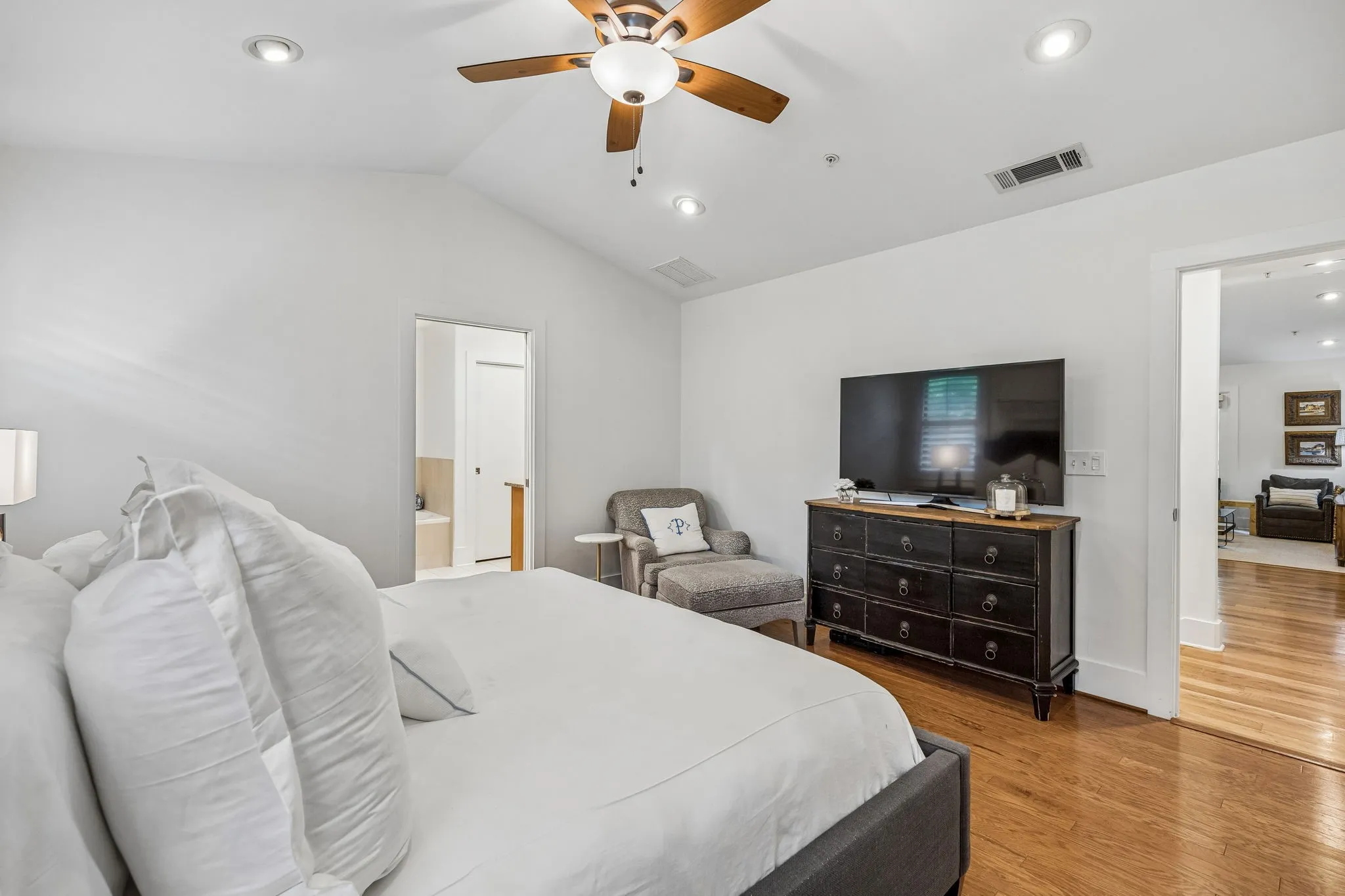 Townhouse For Rent in Dallas County , 5109 Dillard Lane, Dallas, Texas 75209, 2 Bedroom, 2 Bathroom, 2 Garage spaces, 1,580 Sqft, built in 2005, mls#21374159, Real Estate Agent in Dallas, Homes For Rent in Dallas county, Homes For Rent in Dallas, Realtor in Dallas Texas, Real Estate Brokerage Independent Realty Texas, Luminita Cordes Realtor